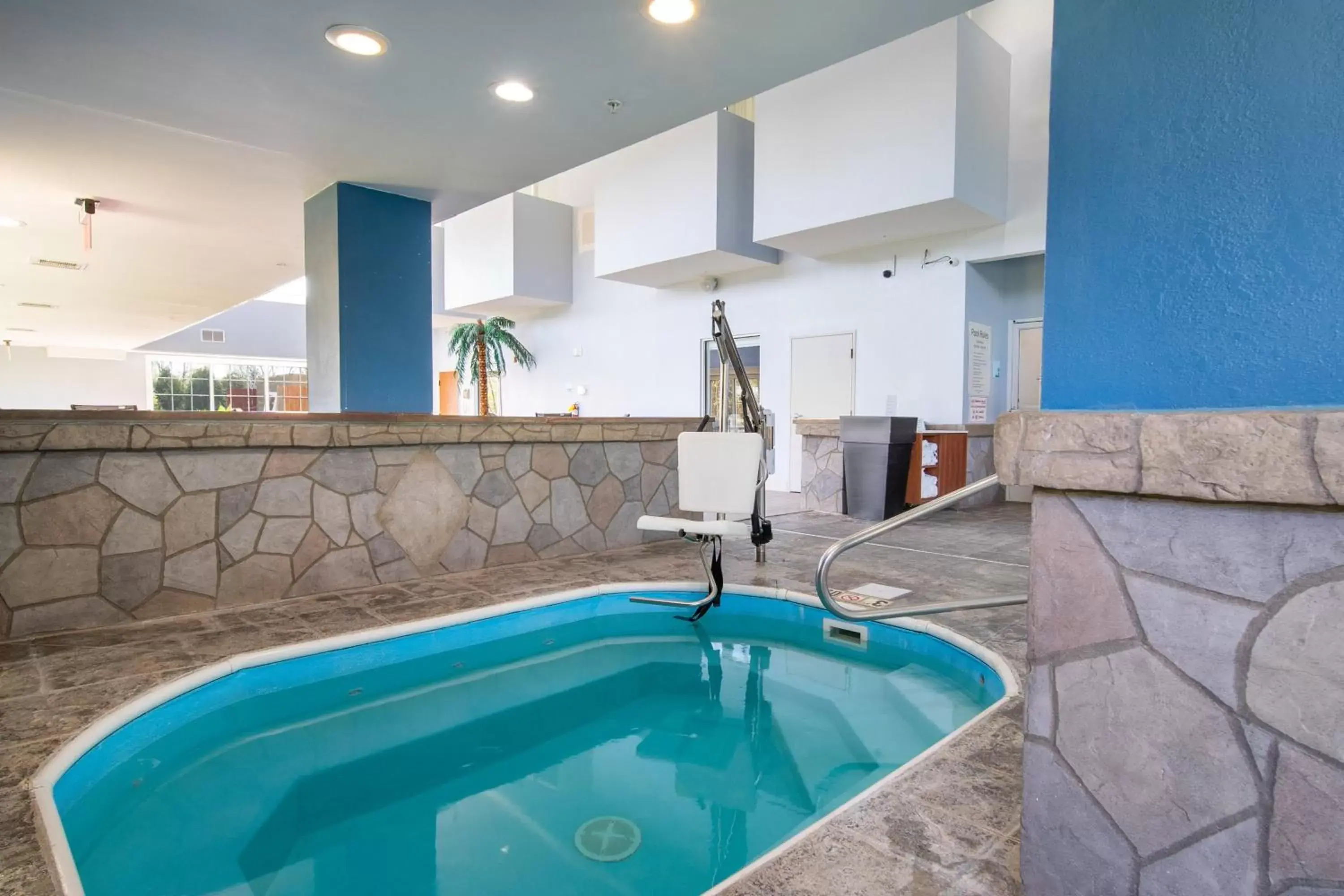 Spa and wellness centre/facilities, Swimming Pool in Holiday Inn Express Hotel & Suites Bedford, an IHG Hotel