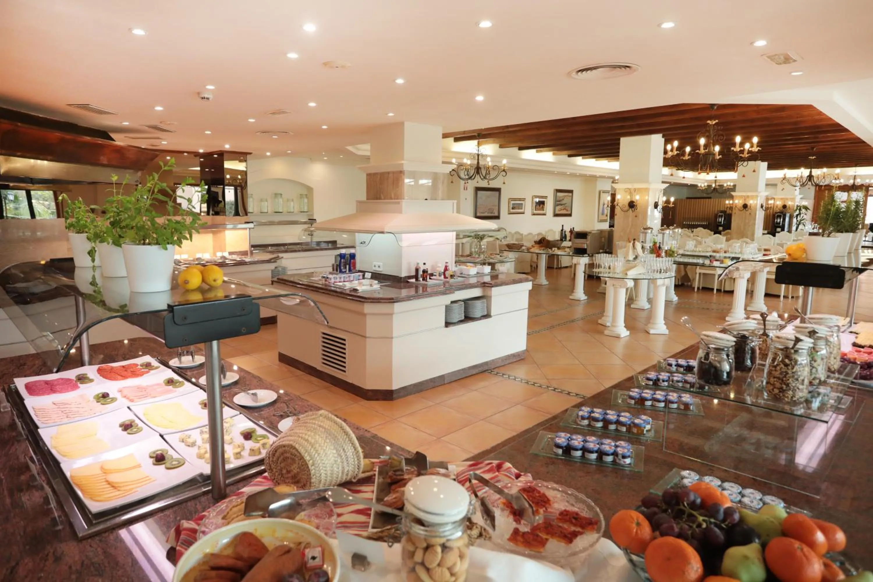 Restaurant/places to eat in Mon Port Hotel & Spa