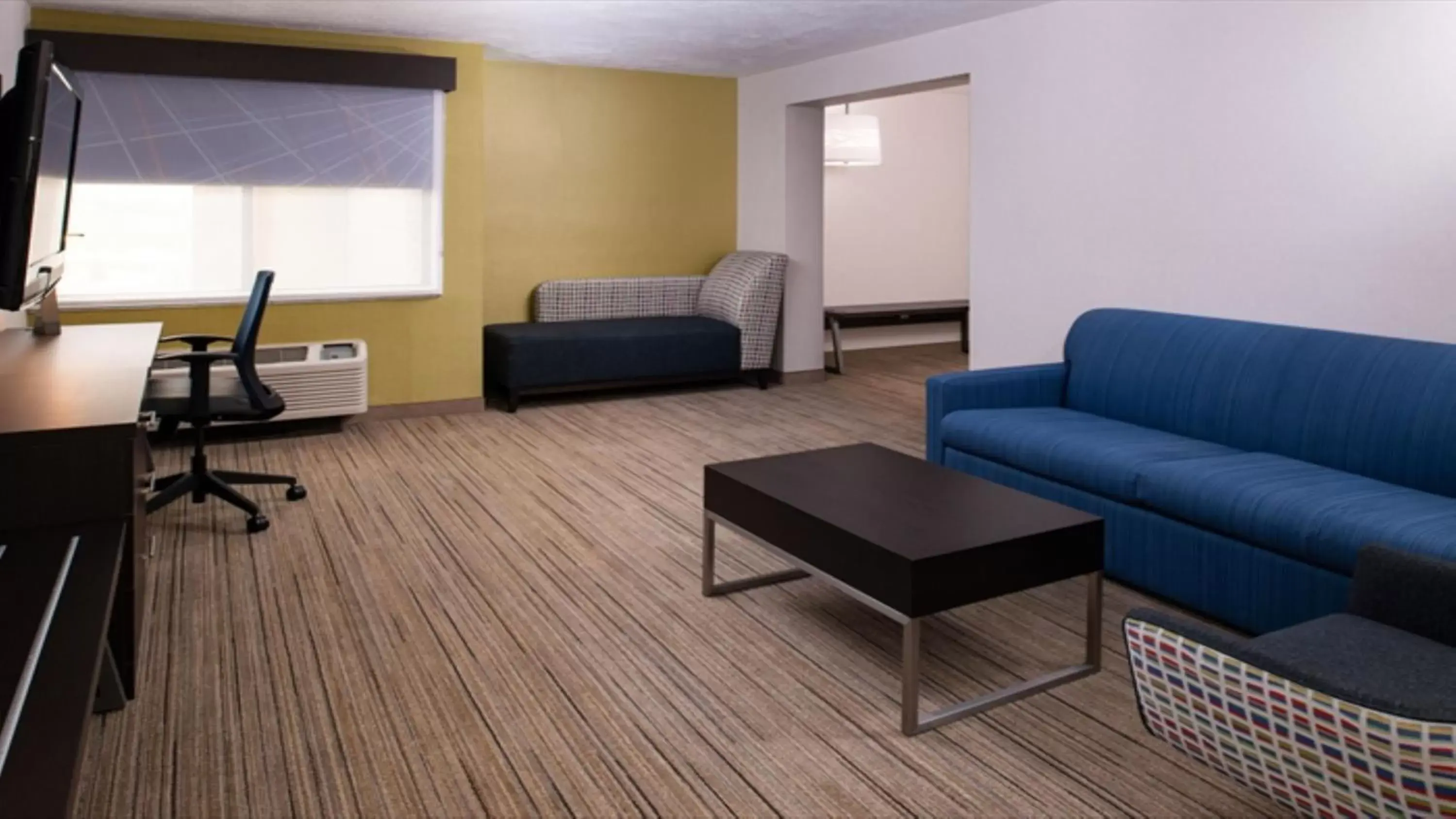 Photo of the whole room, Seating Area in Holiday Inn Express Cincinnati West, an IHG Hotel