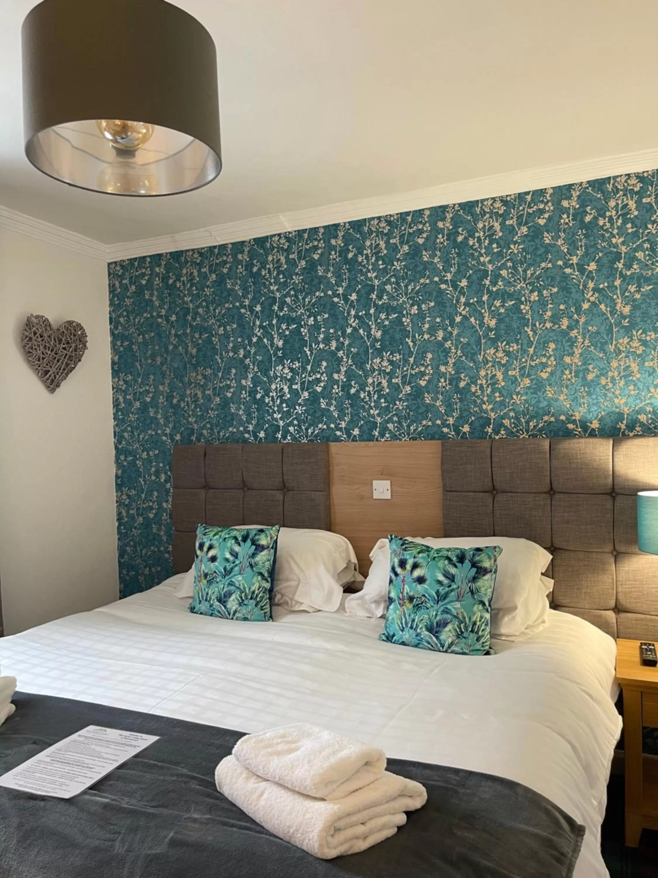 Bed in The Upper Largo Hotel & Restaurant