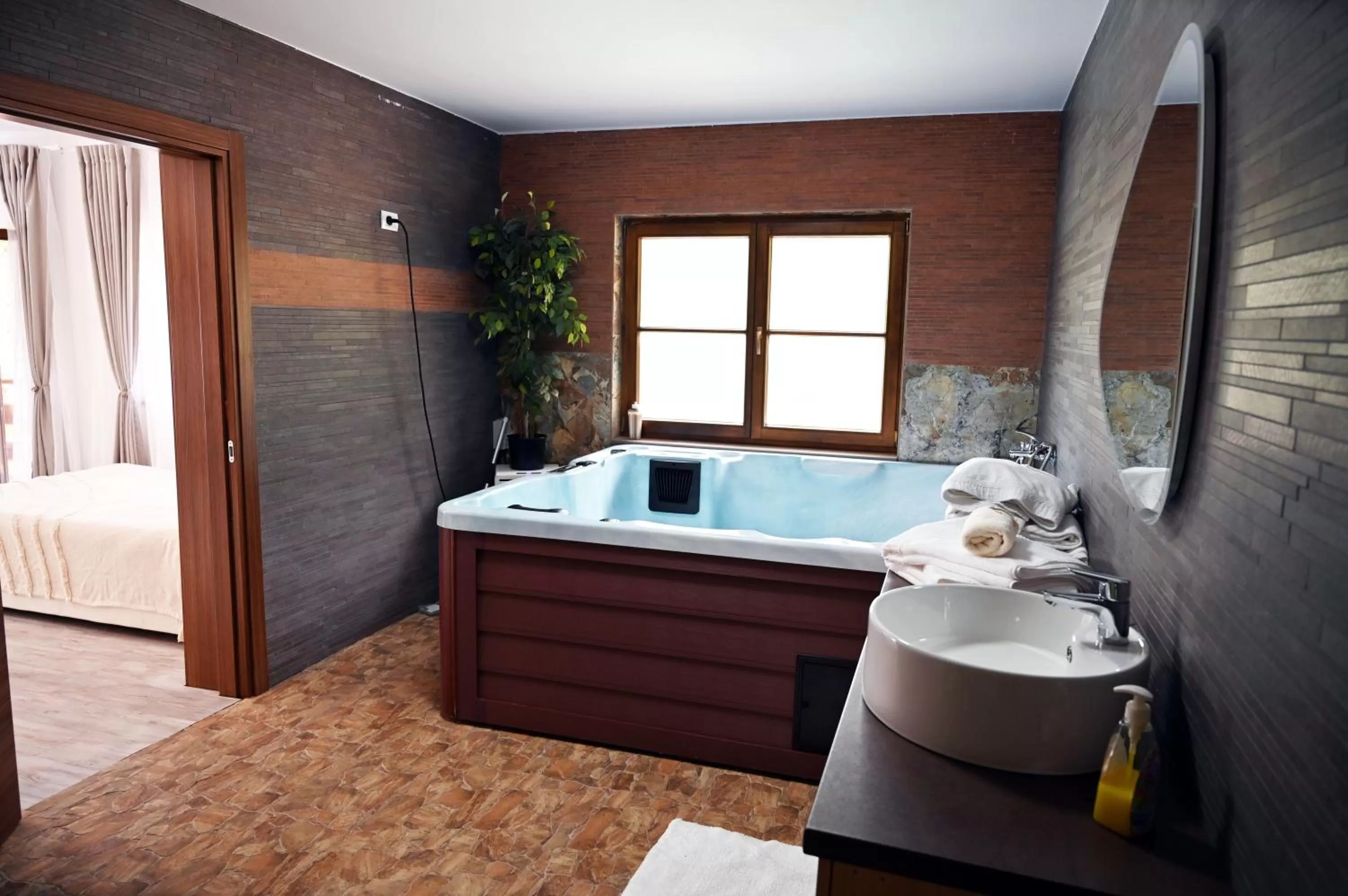 Hot Tub, Bed in Conacul Radacinilor