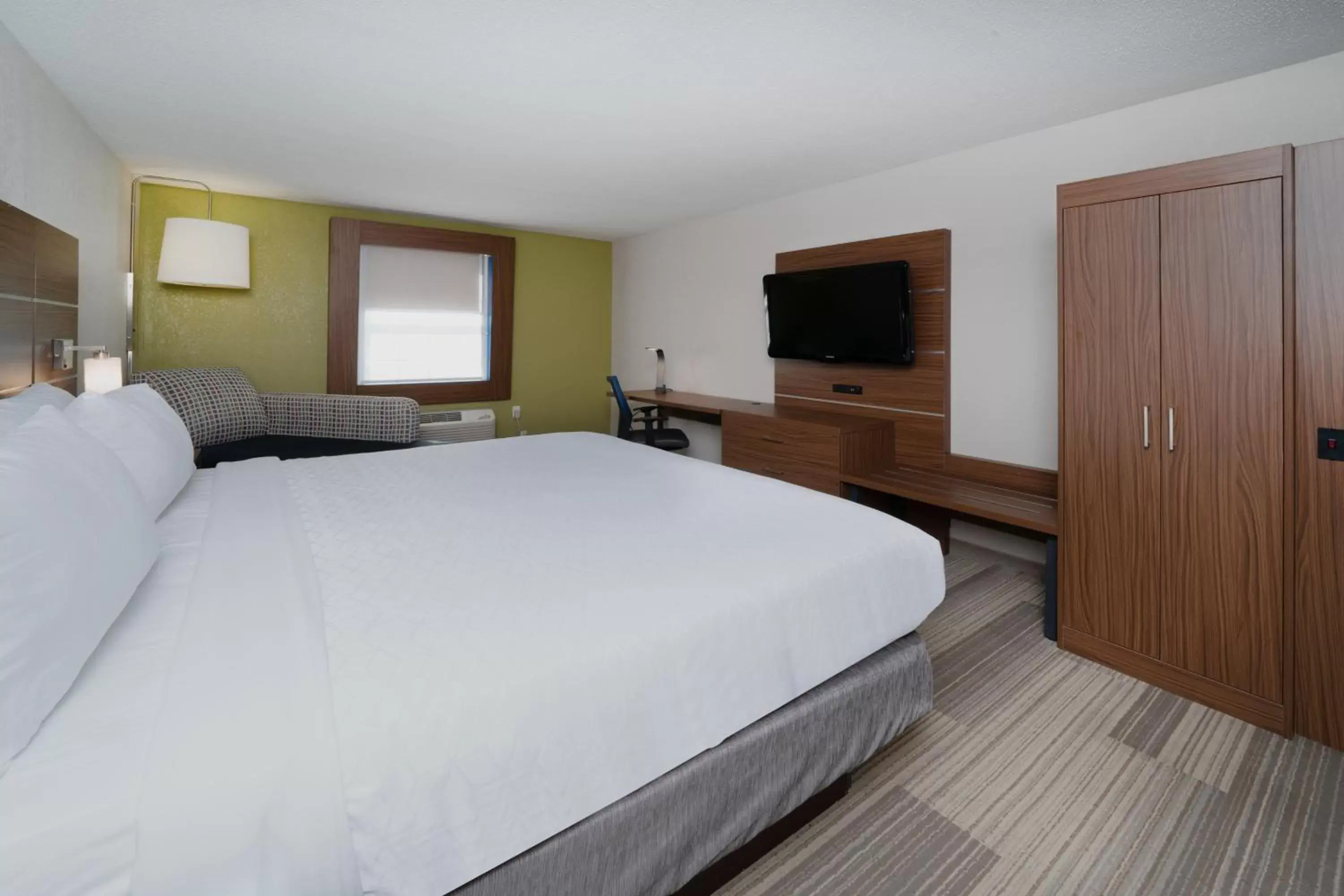 Photo of the whole room, Bed in Holiday Inn Express Prince Frederick, an IHG Hotel