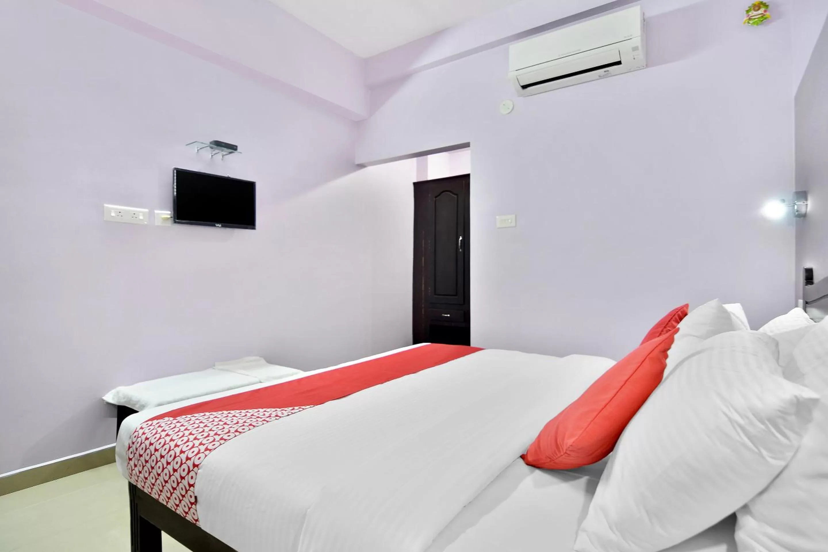 Photo of the whole room, Bed in Shanthi Residency