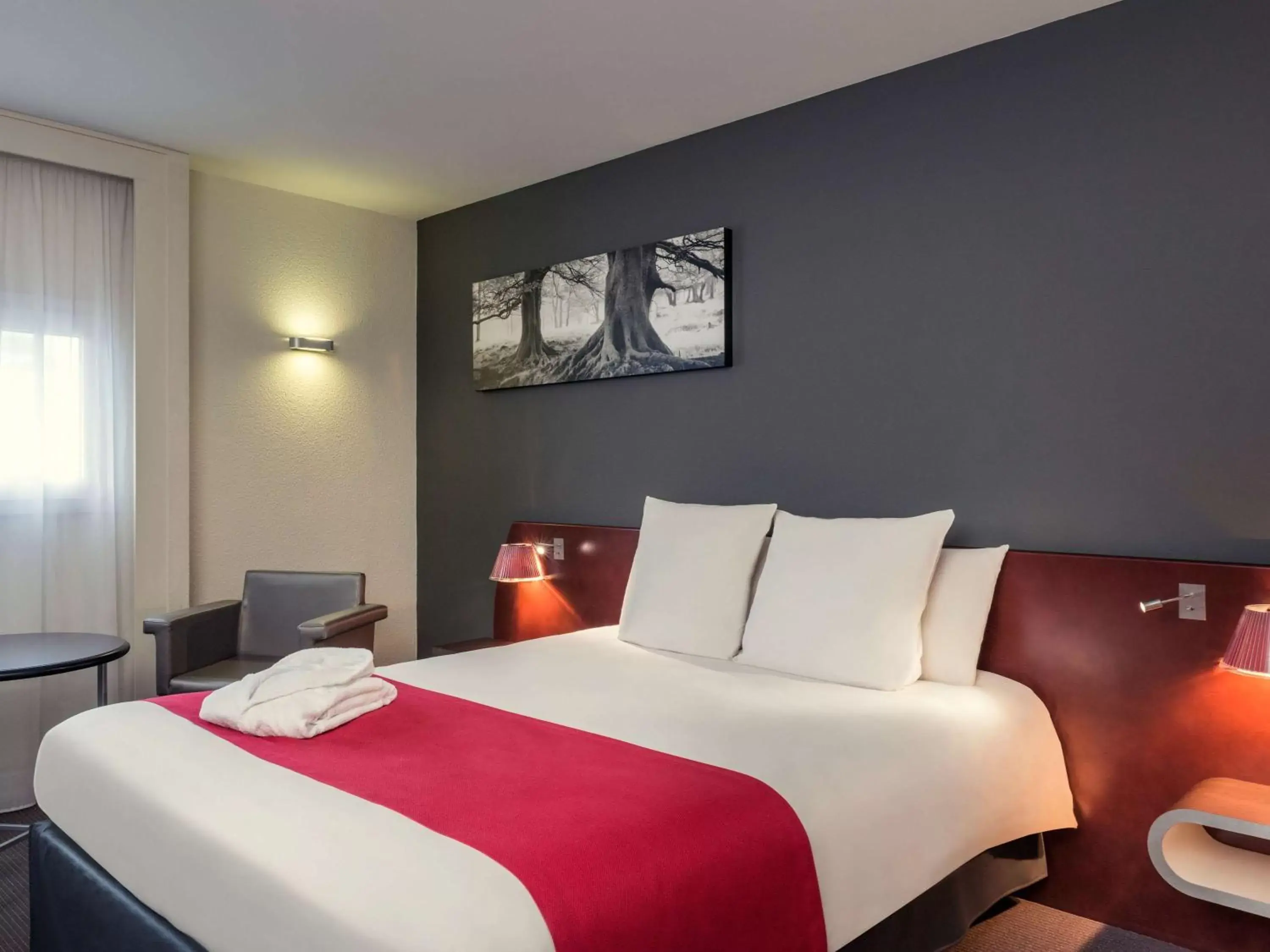 Photo of the whole room, Bed in Mercure Rennes Centre Gare