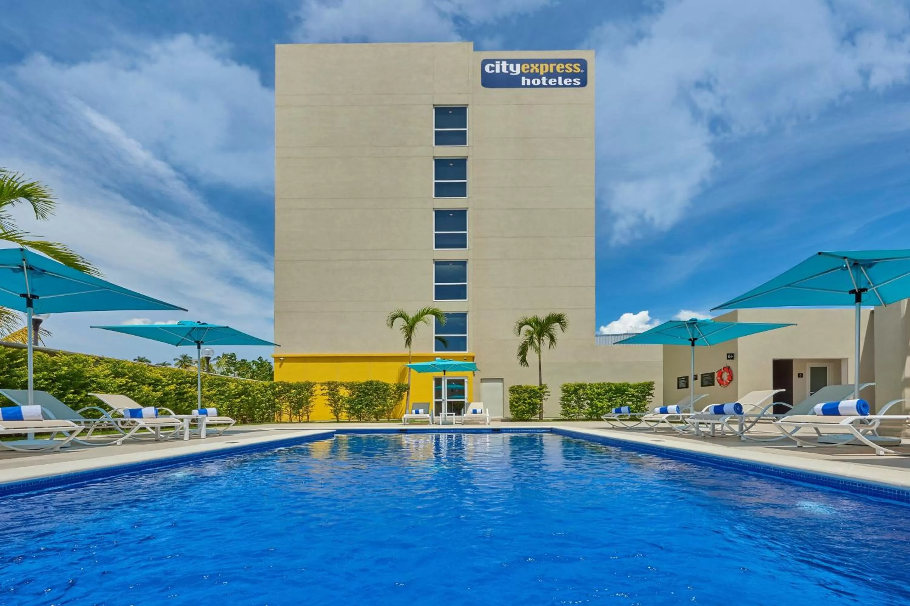 Swimming pool in City Express by Marriott Tapachula