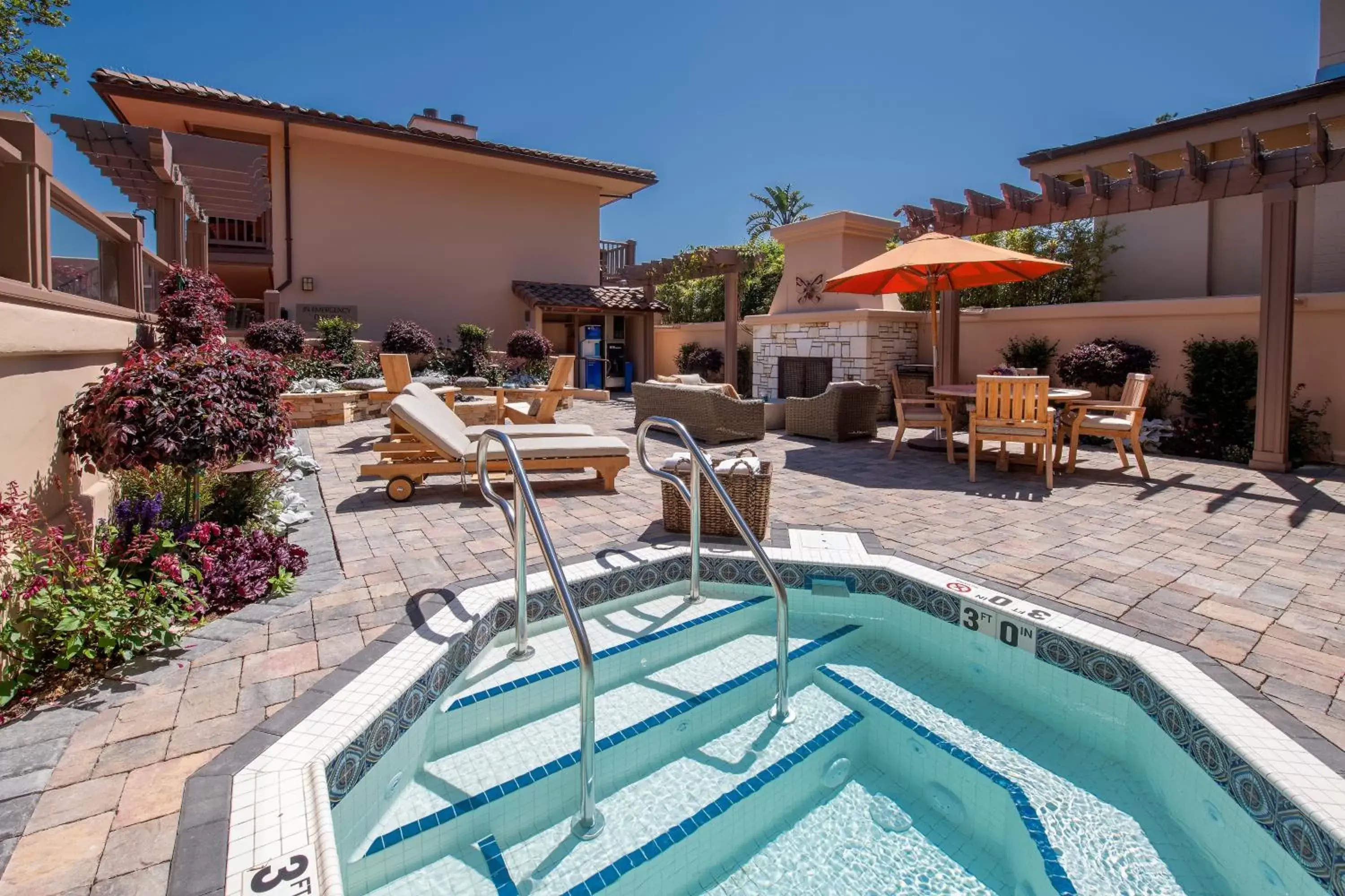 Patio, Swimming Pool in Horizon Inn & Ocean View Lodge