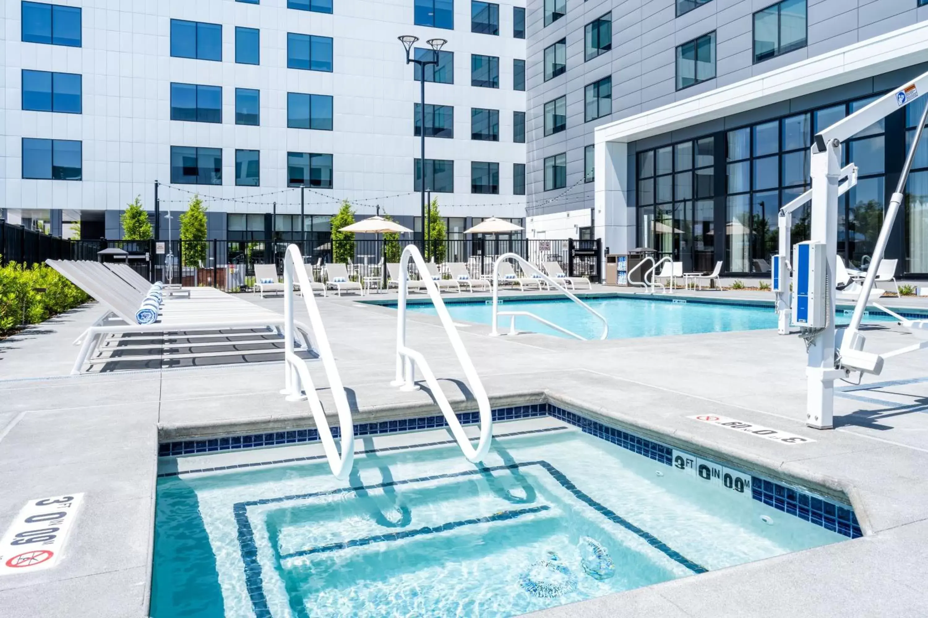 Area and facilities, Swimming Pool in Element San Jose Airport