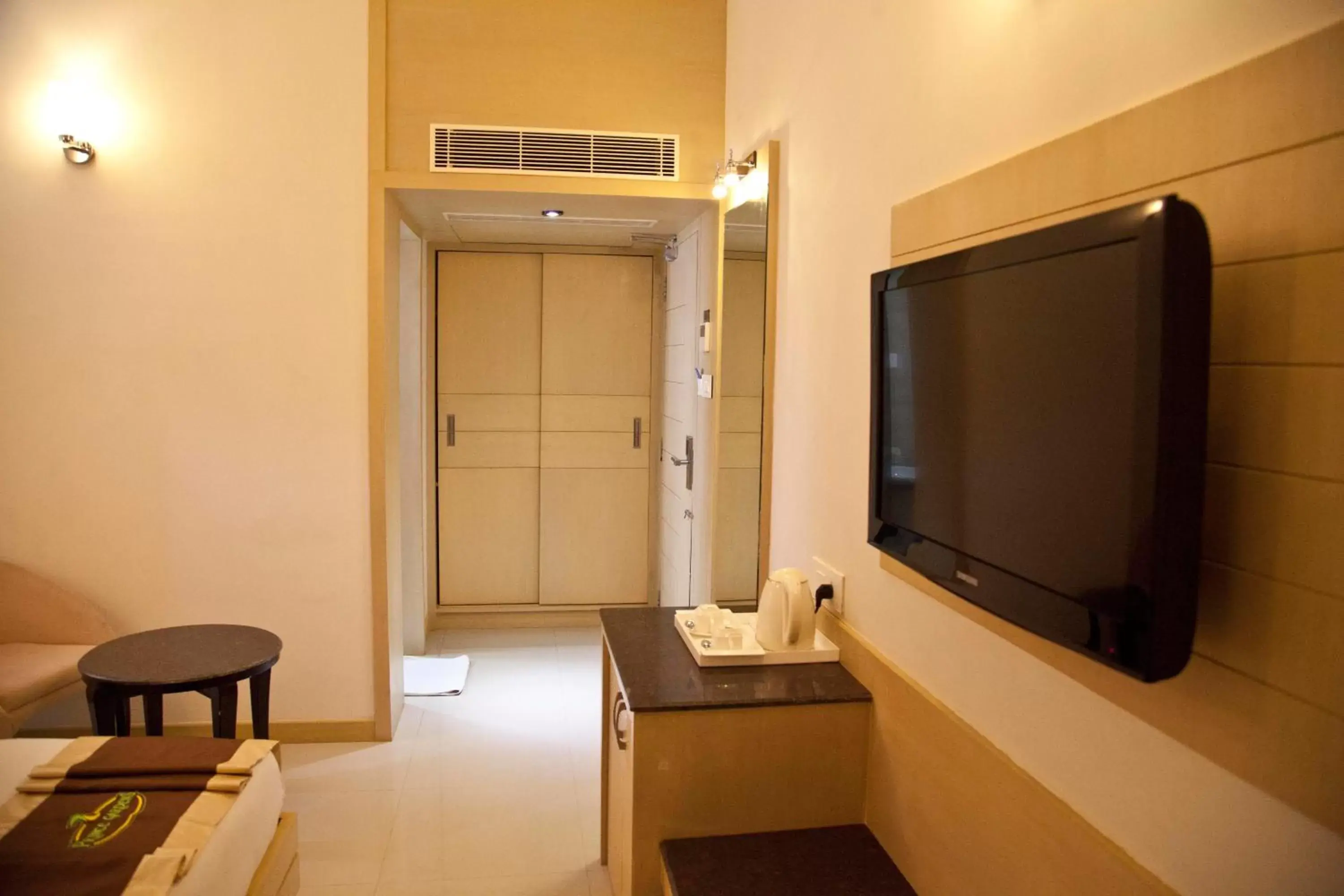 TV and multimedia, TV/Entertainment Center in Hotel Prince Gardens