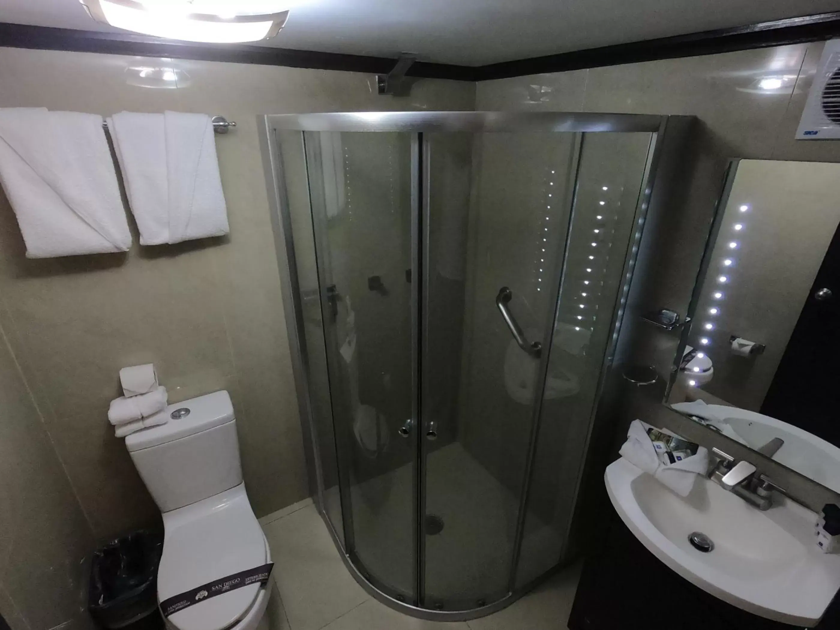Shower, Bathroom in Hotel San Diego