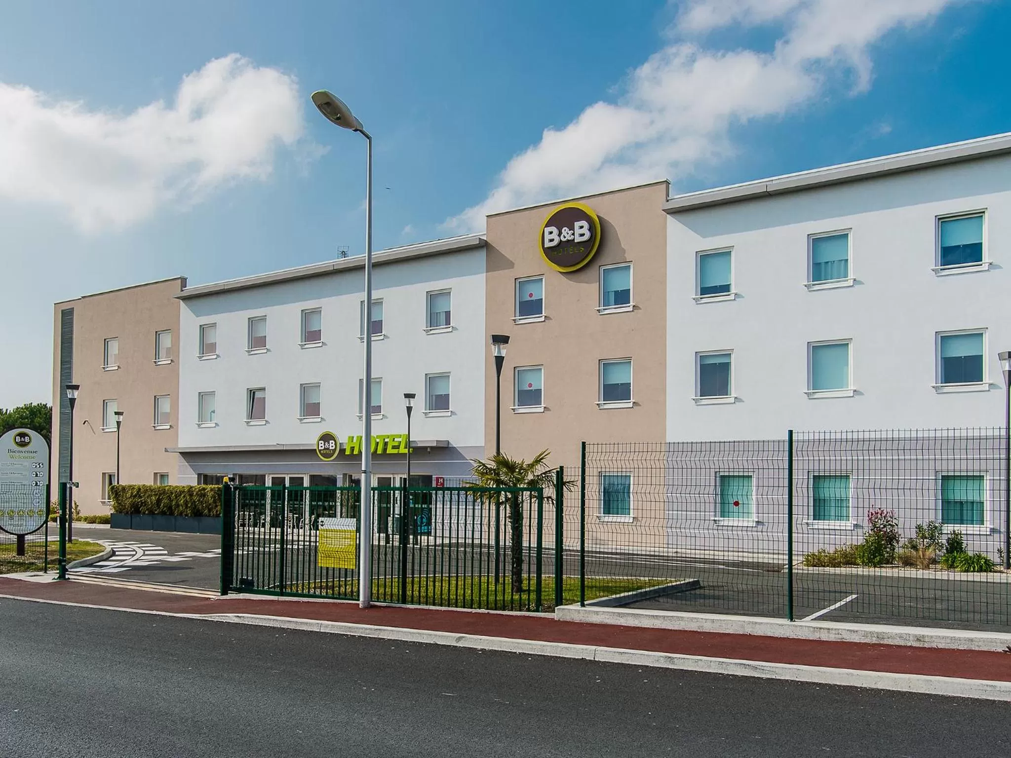 Facade/entrance in B&B HOTEL Royan La Palmyre