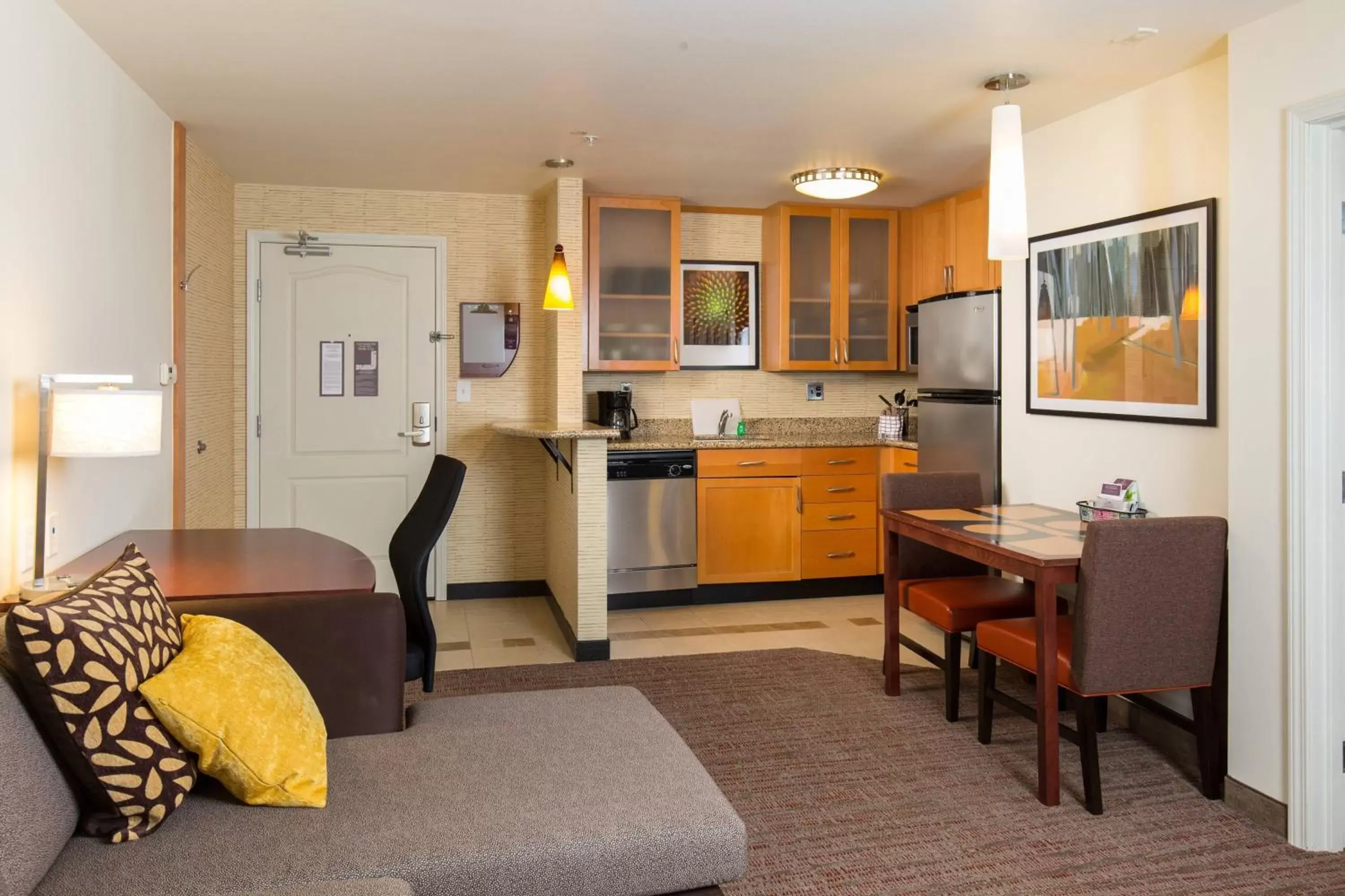 Bedroom, Kitchen/Kitchenette in Residence Inn by Marriott Springfield Old Keene Mill