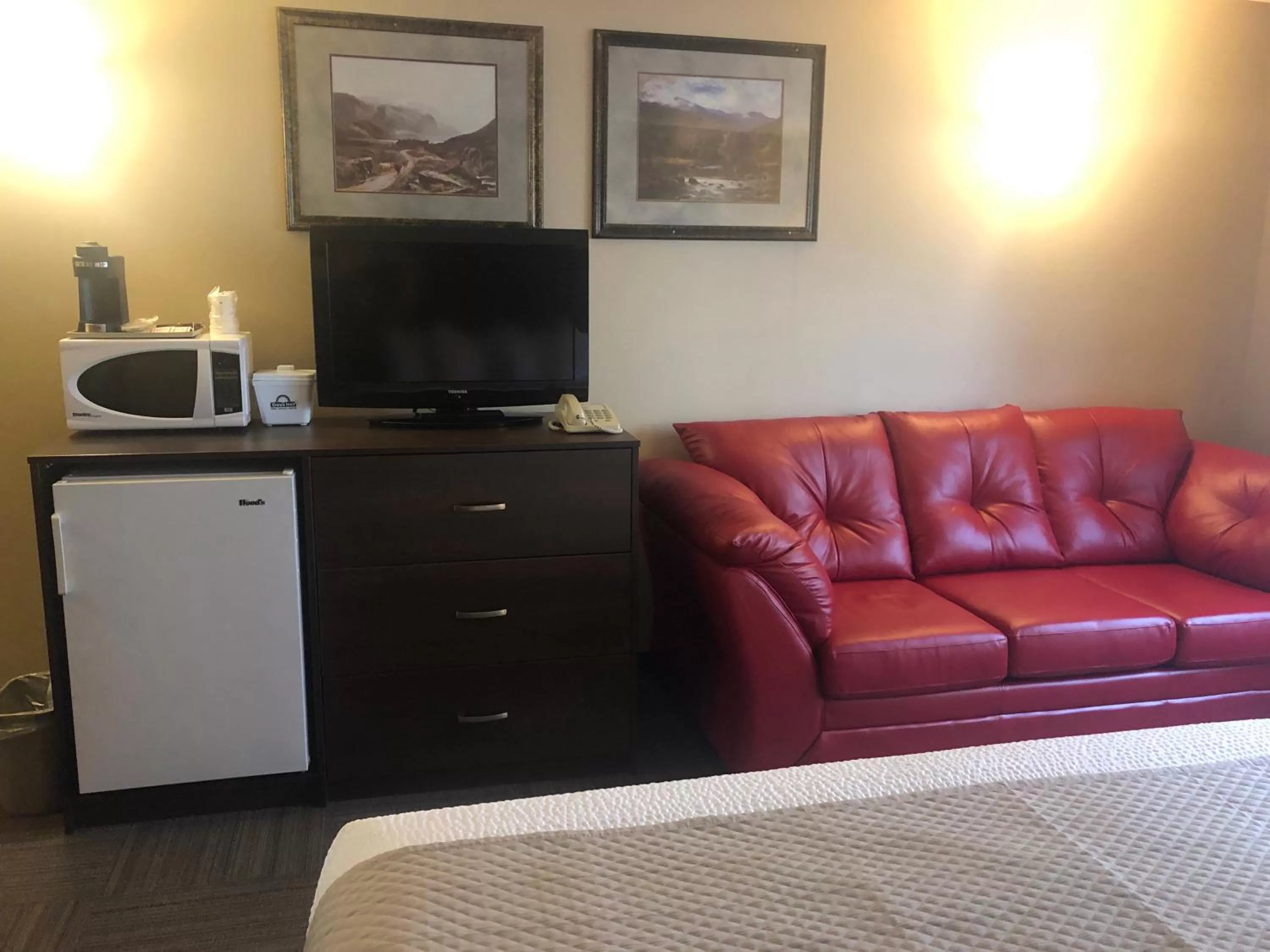 TV and multimedia, Bed in Days Inn by Wyndham Hinton