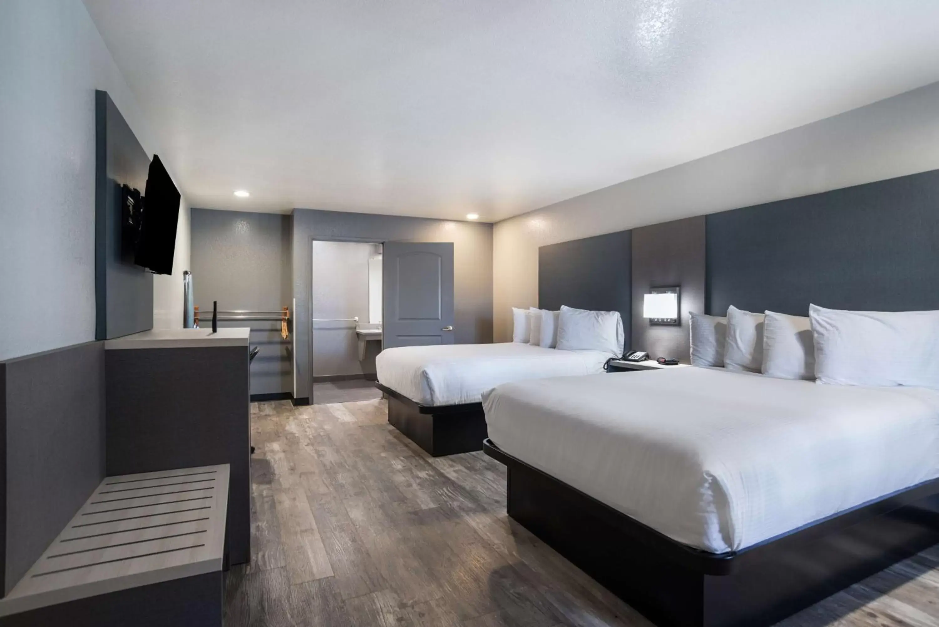 Bedroom in SureStay Hotel by Best Western Ukiah