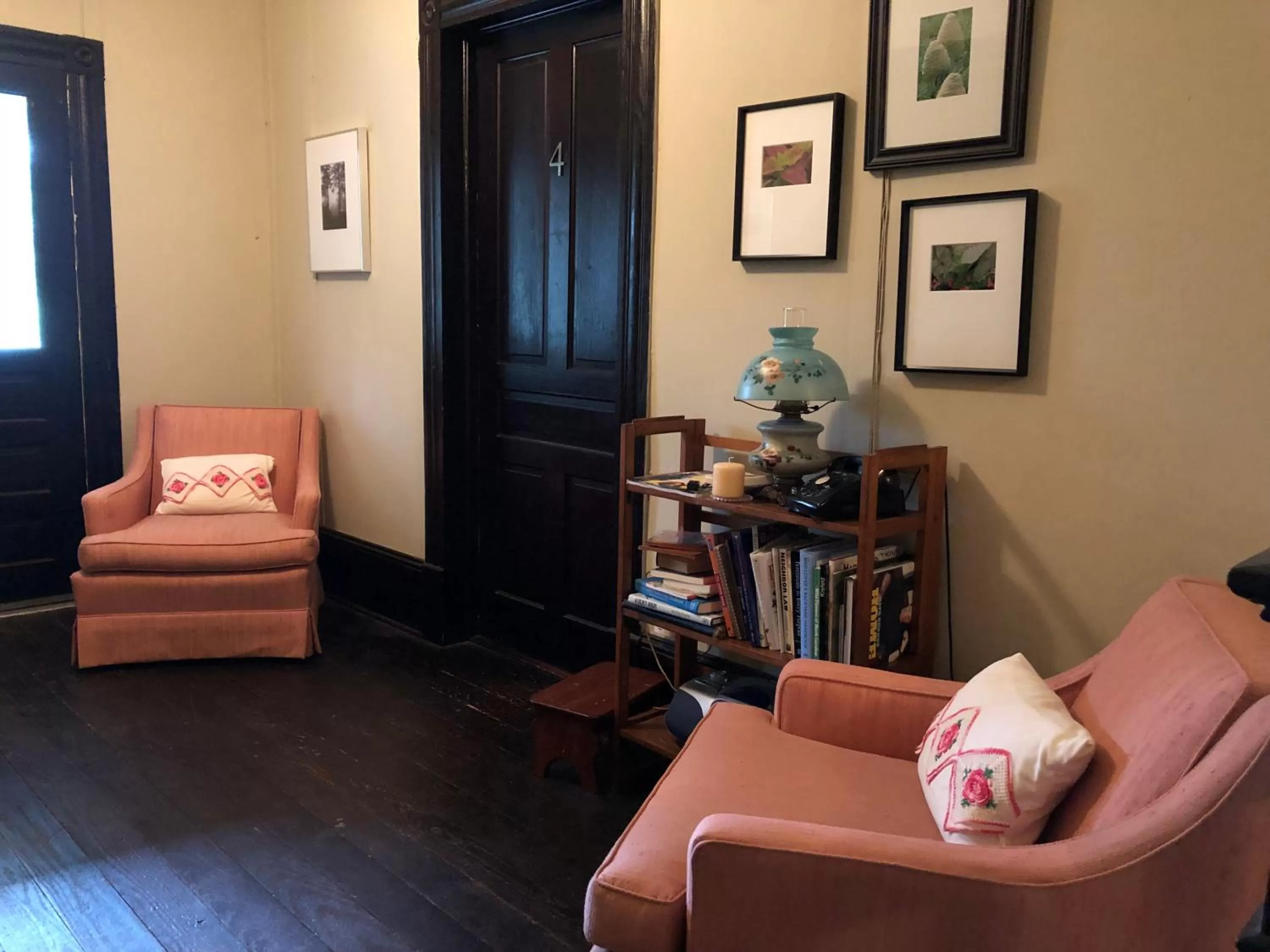 Seating Area in Magnolia House & Gardens B&B