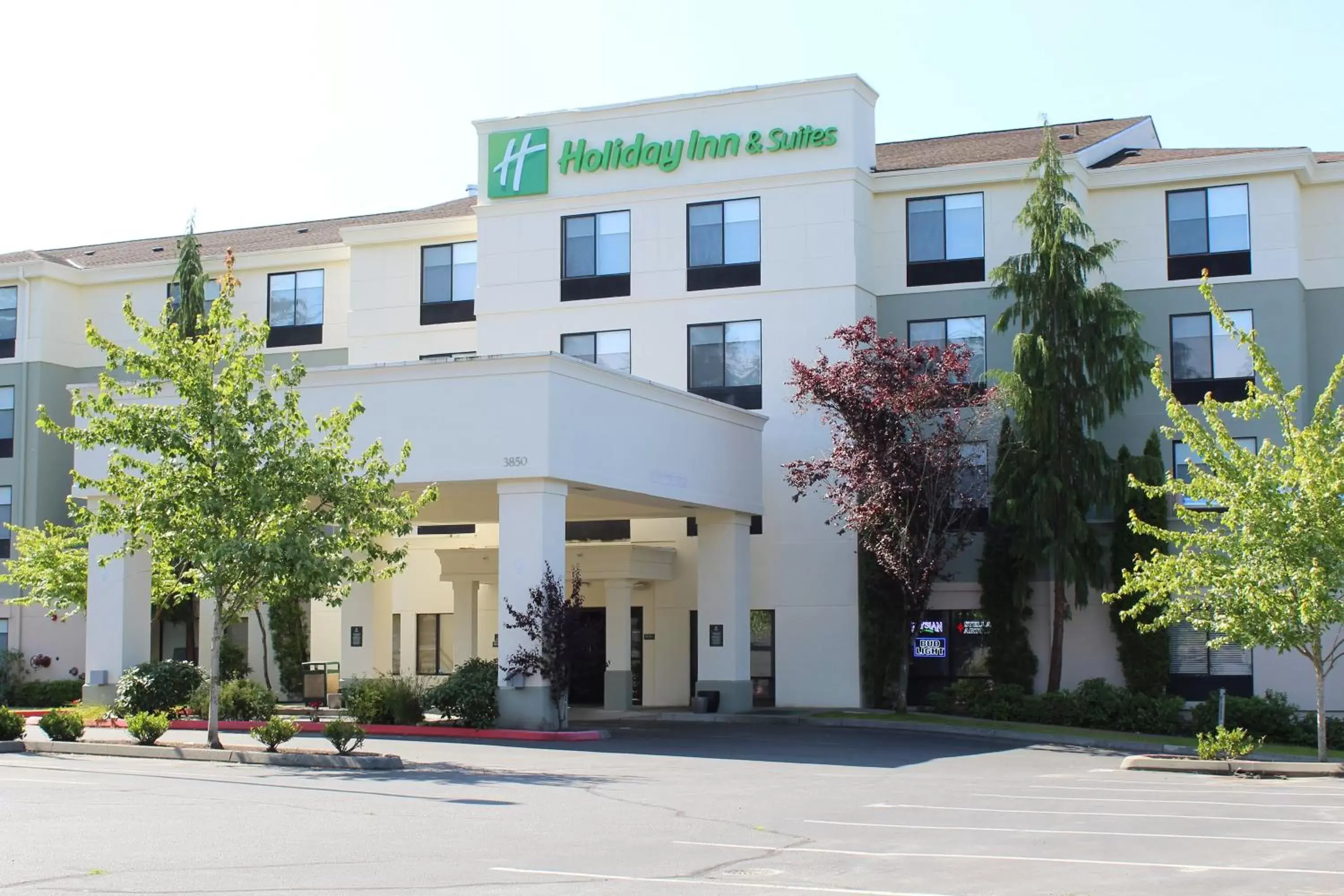 Property building in Holiday Inn & Suites Bothell an IHG Hotel