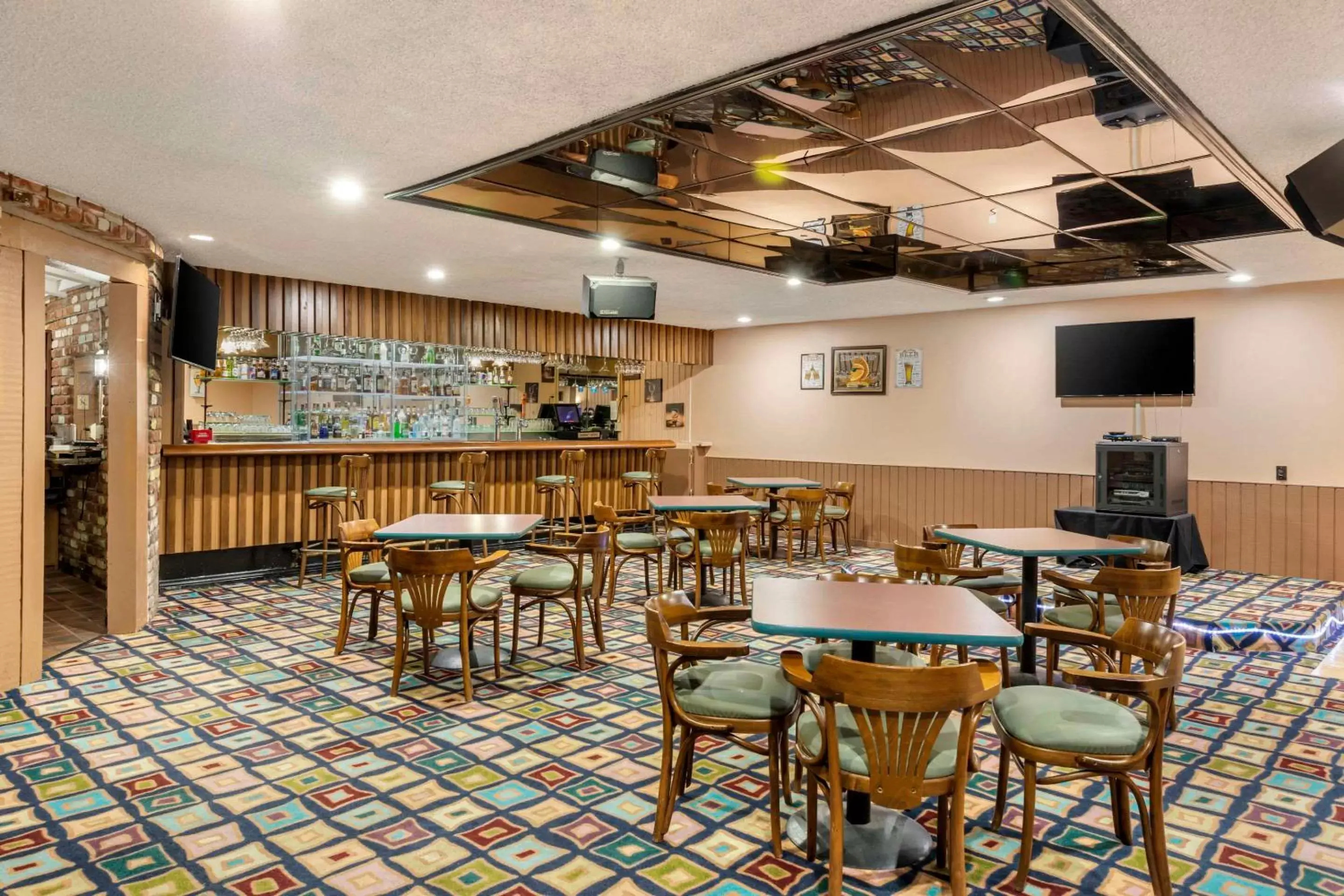 Lounge or bar in Clarion Hotel Anaheim Resort Lounge or bar in Clarion Hotel Anaheim Resort