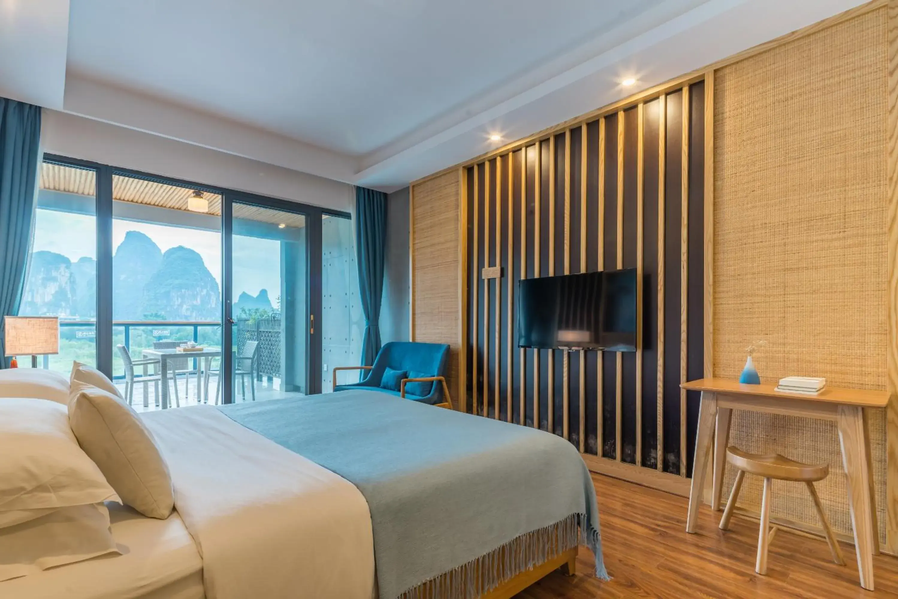 Bed, Mountain View in Yangshuo Zen Garden Resort
