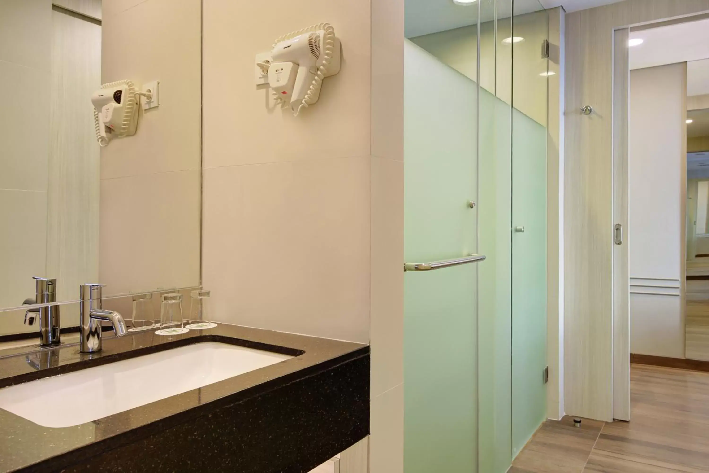 Bathroom in Ibis Styles Makassar Sam Ratulangi