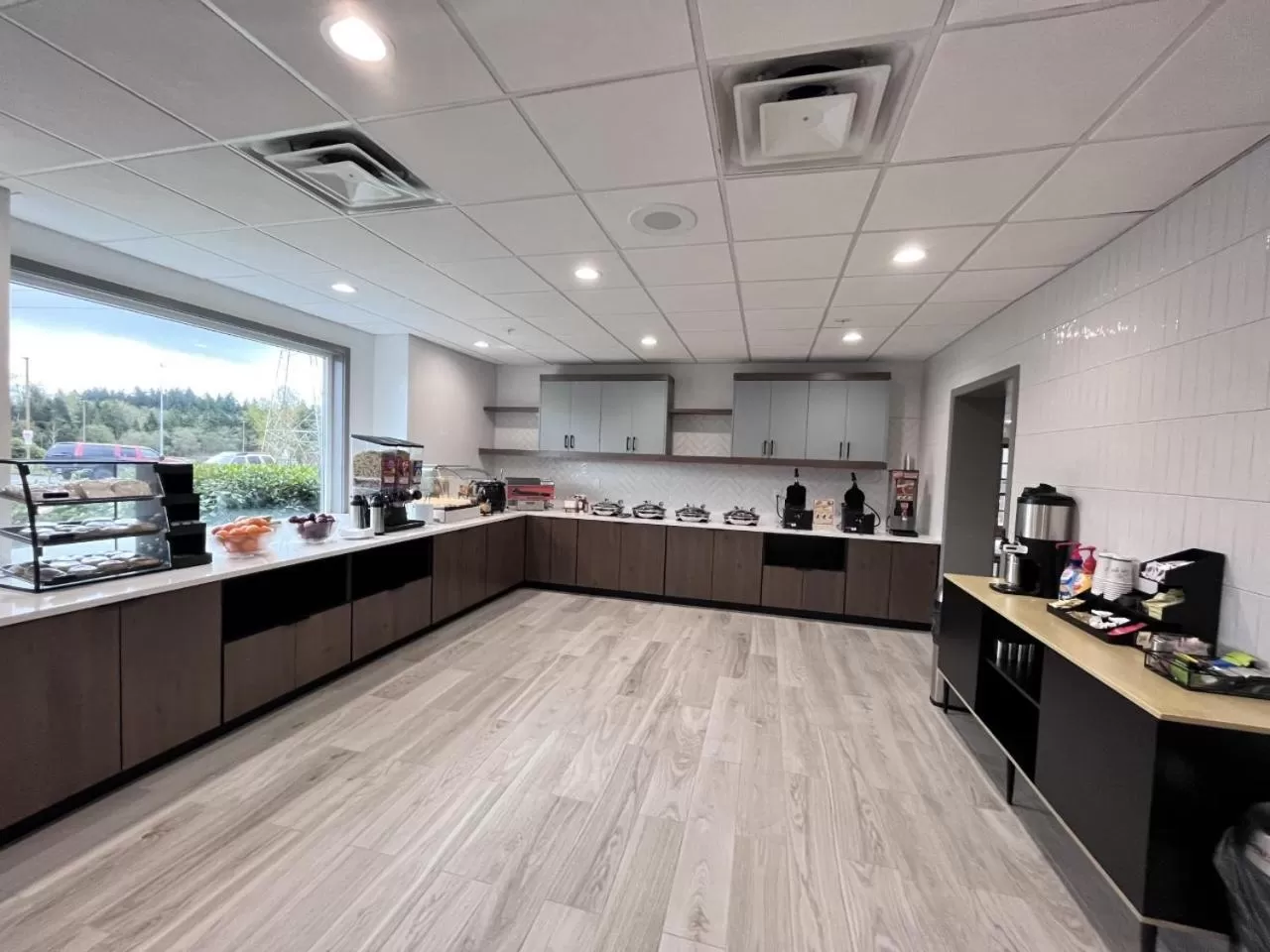 Breakfast, Kitchen/Kitchenette in Holiday Inn Express Federal Way - Seattle South, an IHG Hotel