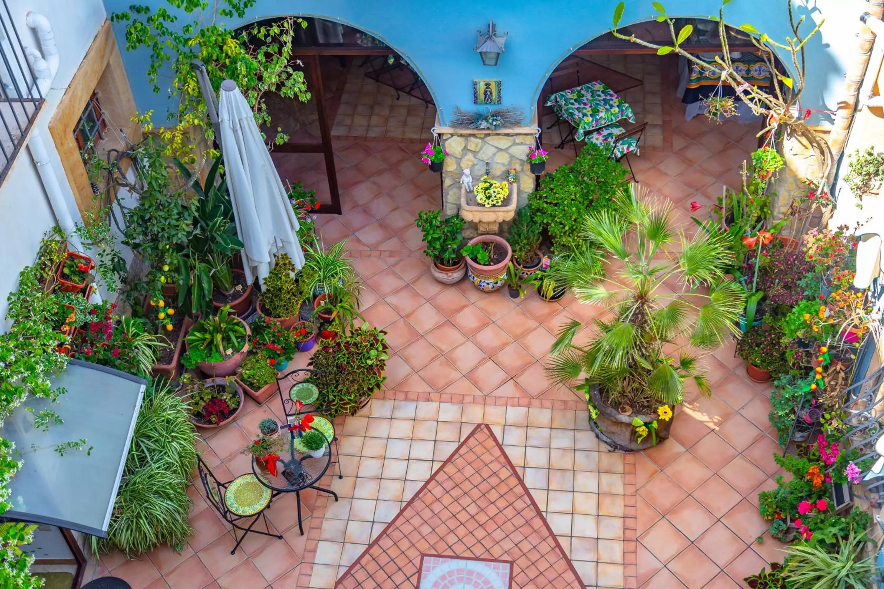 Inner courtyard view in La Finestra sul Cortile