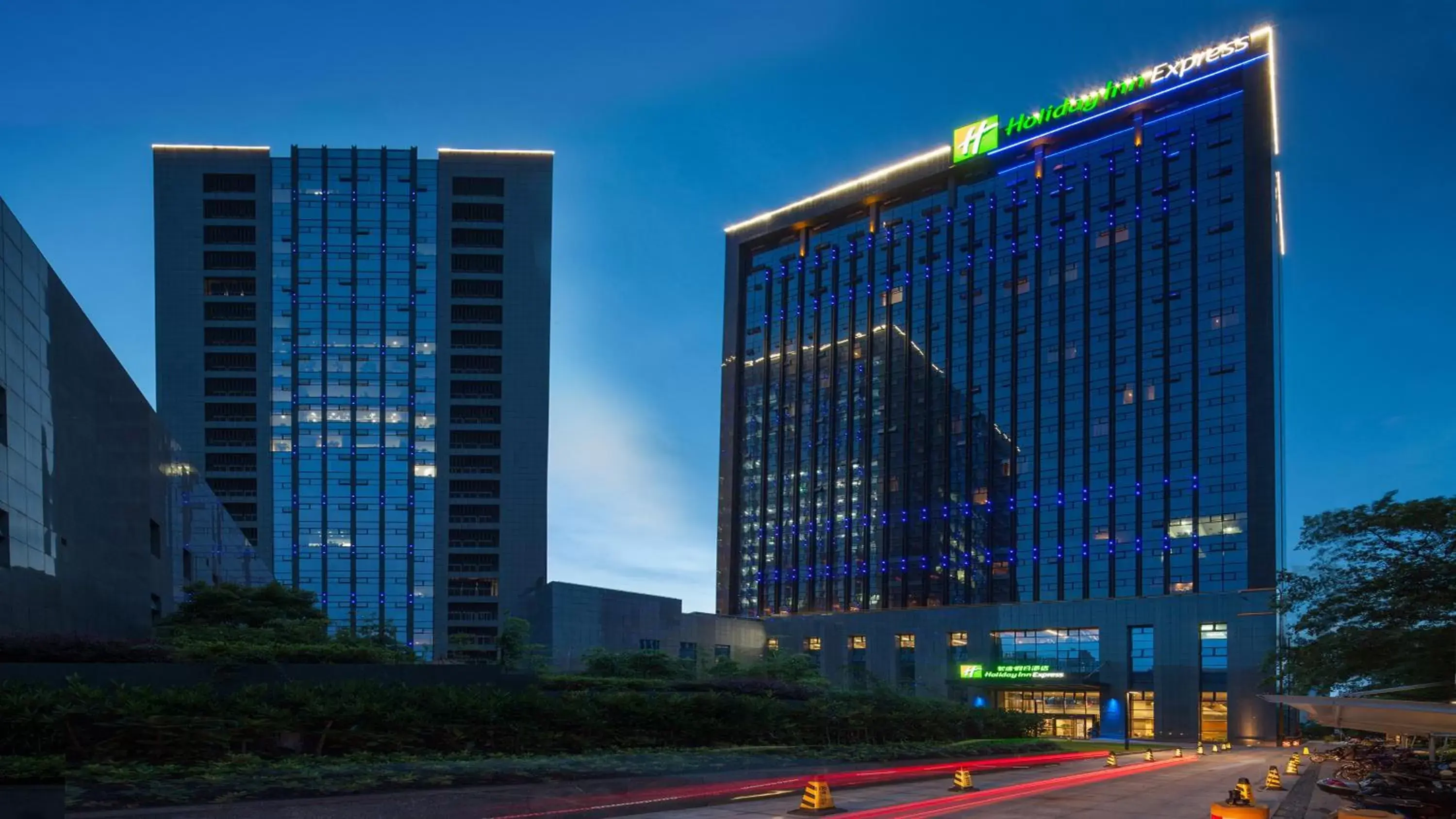 Property Building in Holiday Inn Express Hangzhou Huanglong, an IHG Hotel