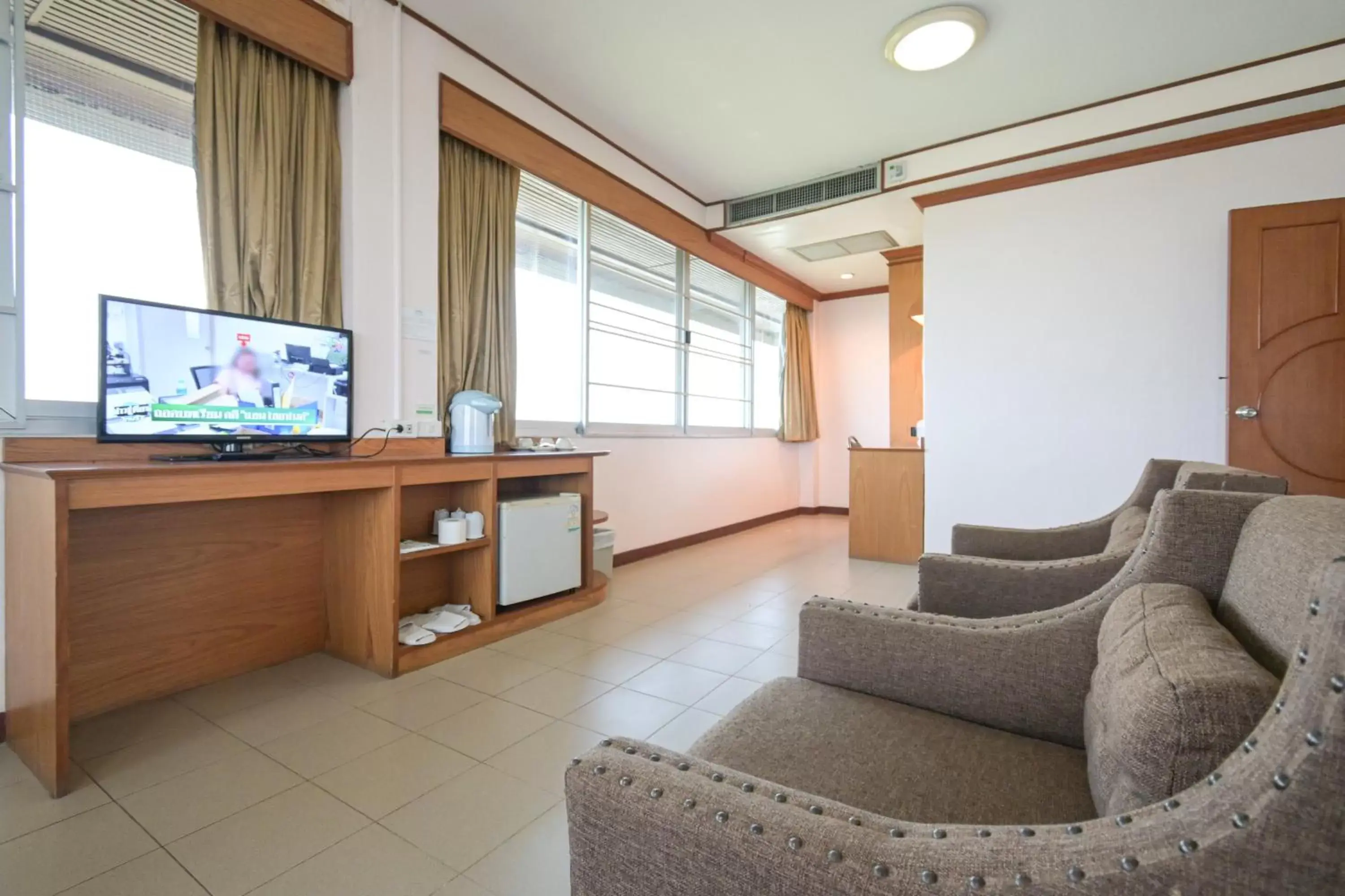 Living room, TV/Entertainment Center in Rattana Park Hotel