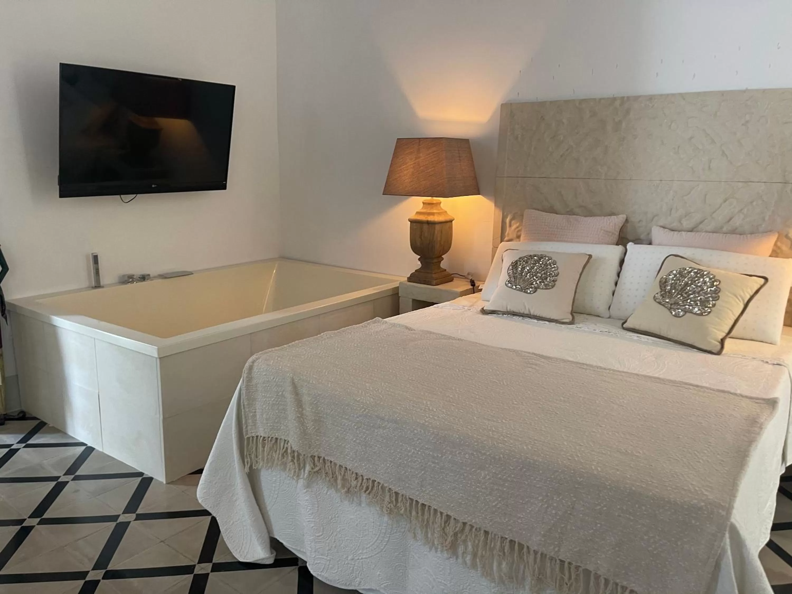 Hot Tub, Bed in Palazzo NUR