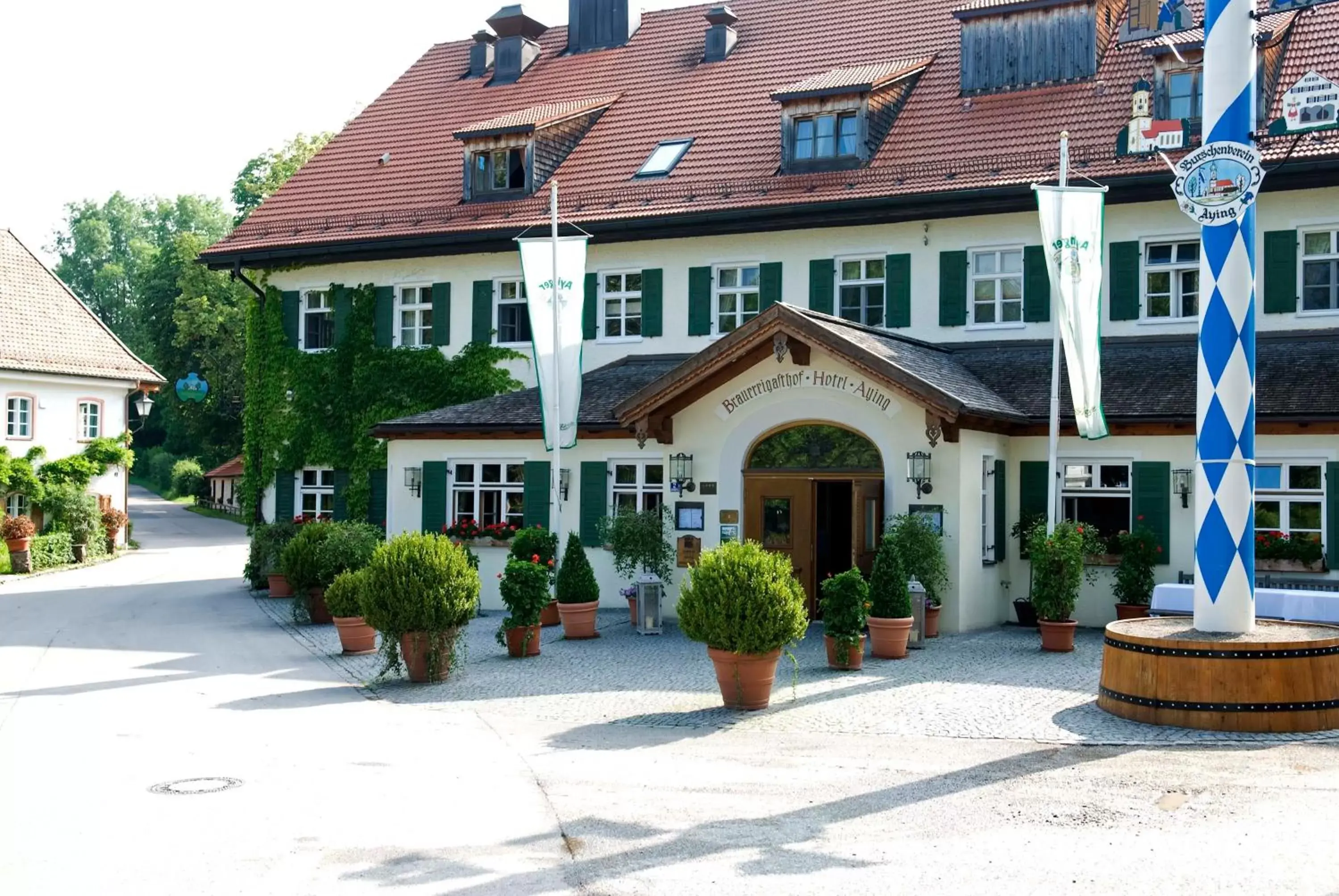 Facade/entrance, Property Building in Brauereigasthof-Hotel Aying