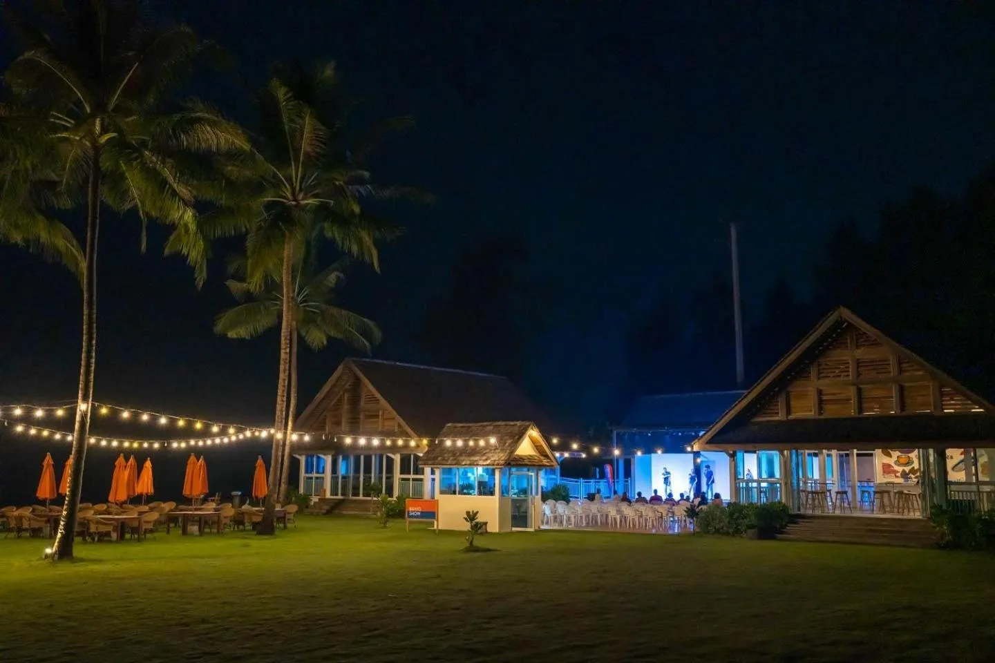 Restaurant/places to eat, Property Building in Le Menara Khao Lak