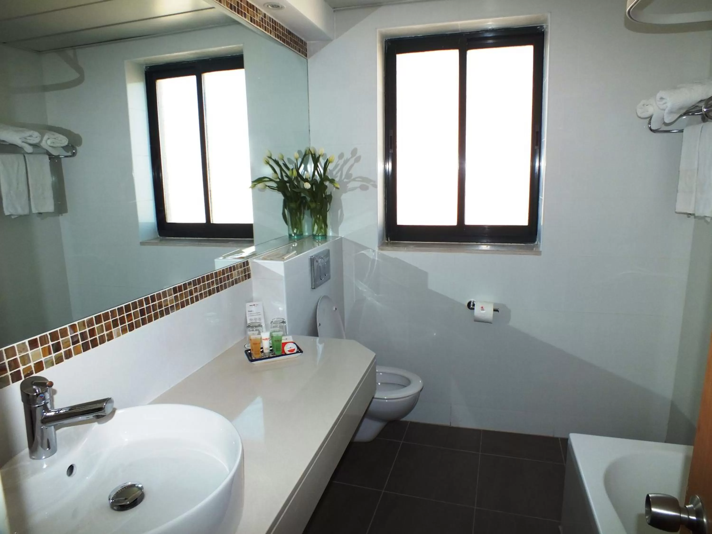 Toilet in Prima Kings Hotel