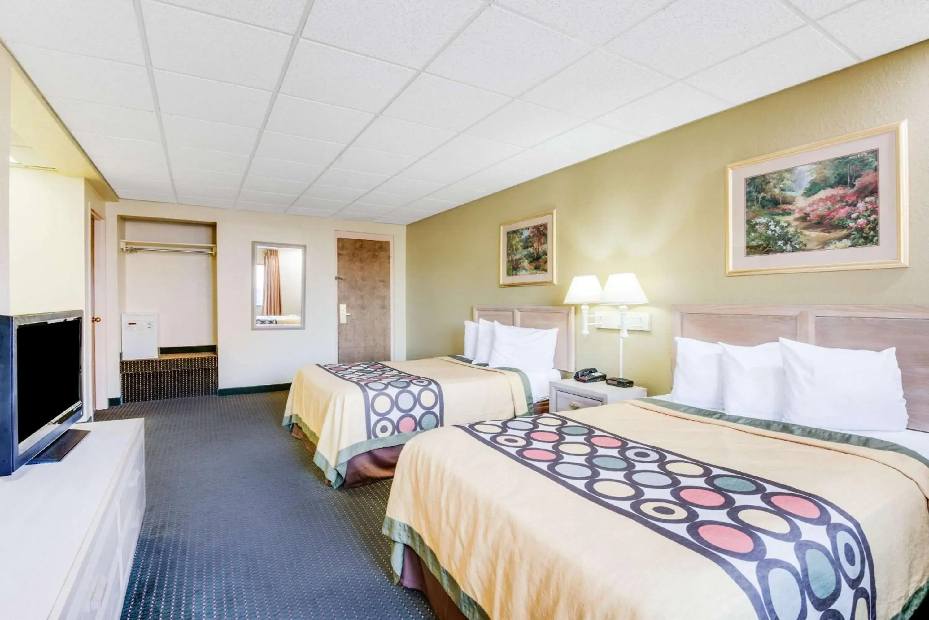 Photo of the whole room in Super 8 by Wyndham Port Clinton