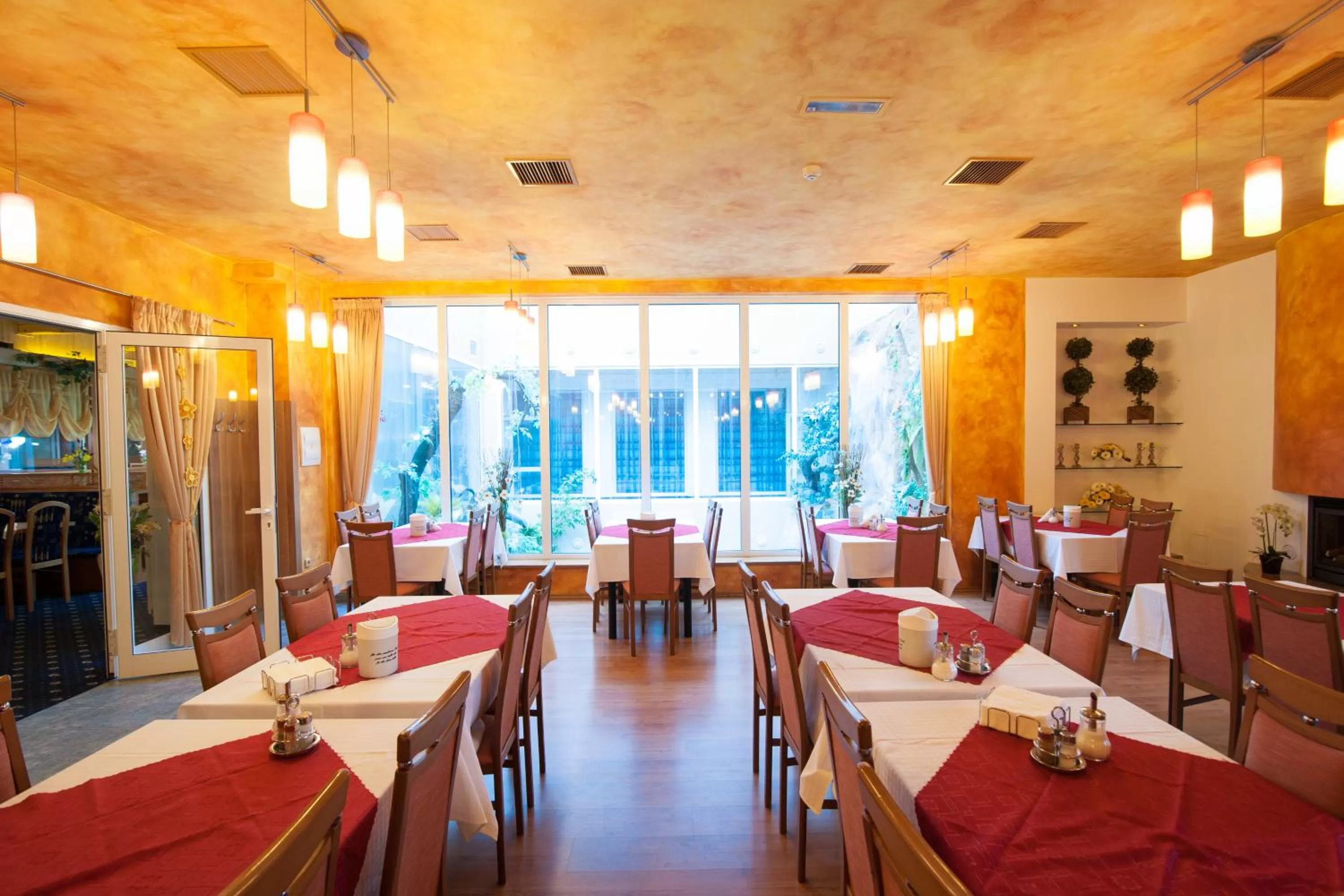 Restaurant/places to eat in Sport-V-Hotel