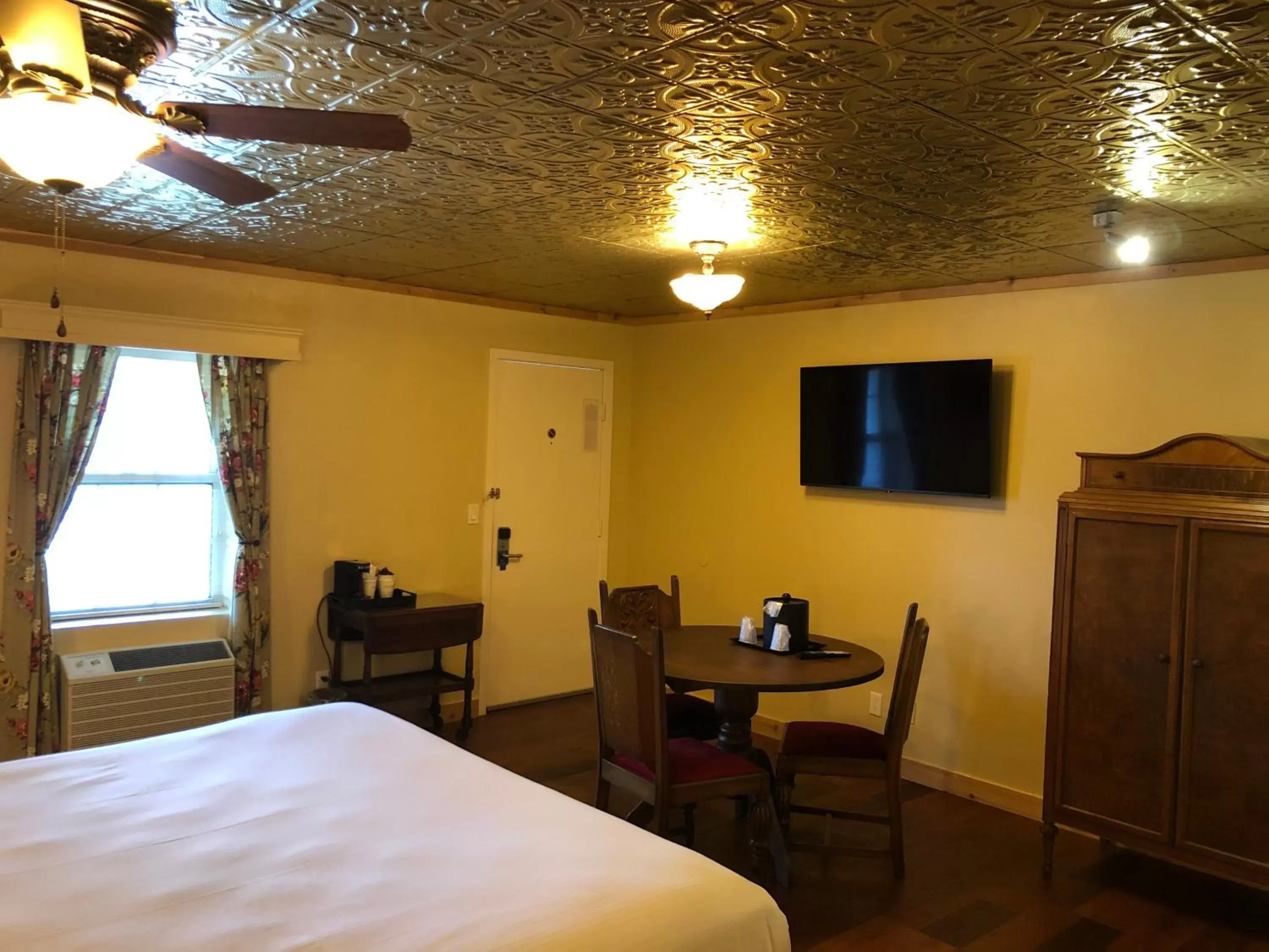 Bed, TV/Entertainment Center in Best Western Route 66 Rail Haven