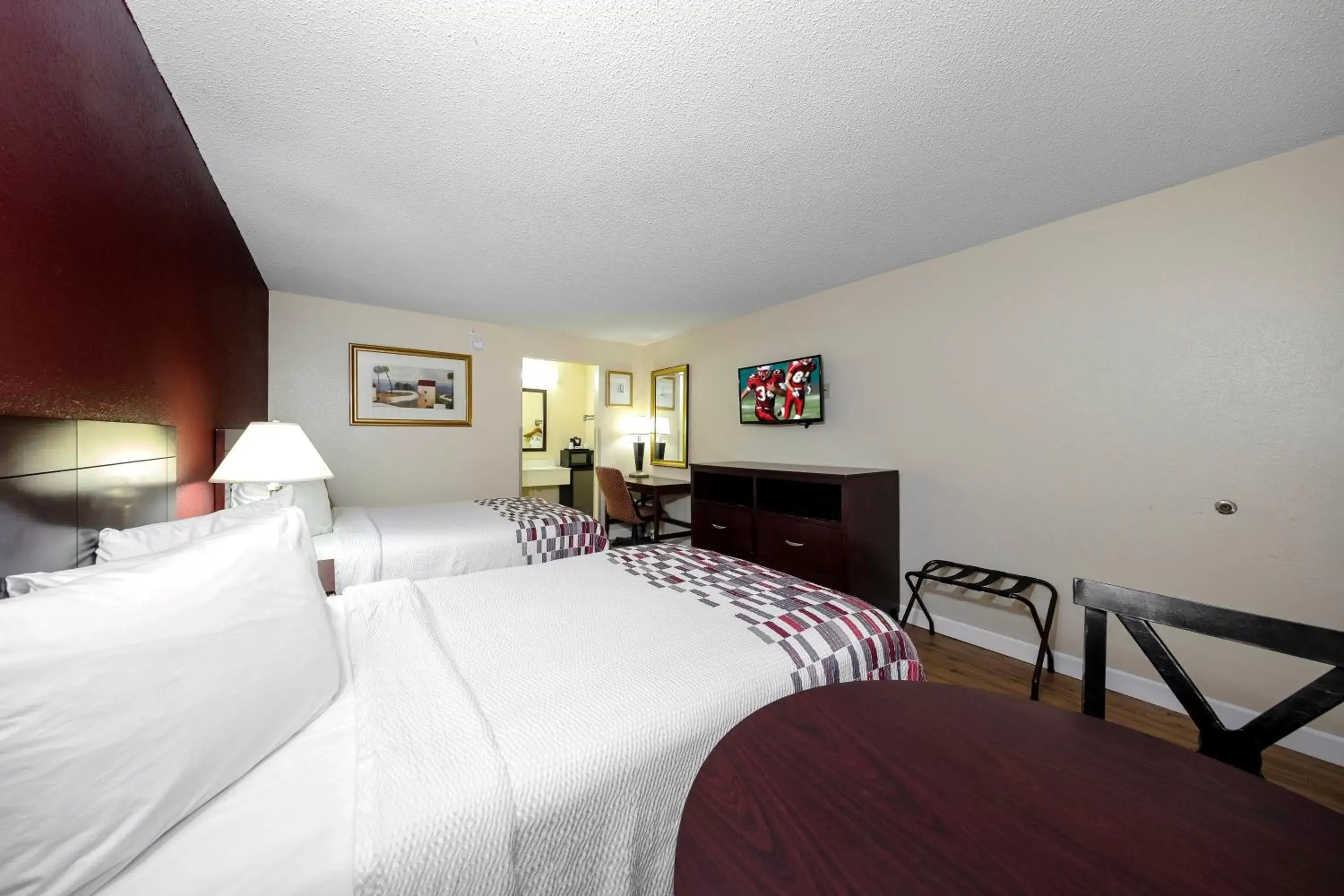 Photo of the whole room, Bed in Red Roof Inn Ellenton - Bradenton NE