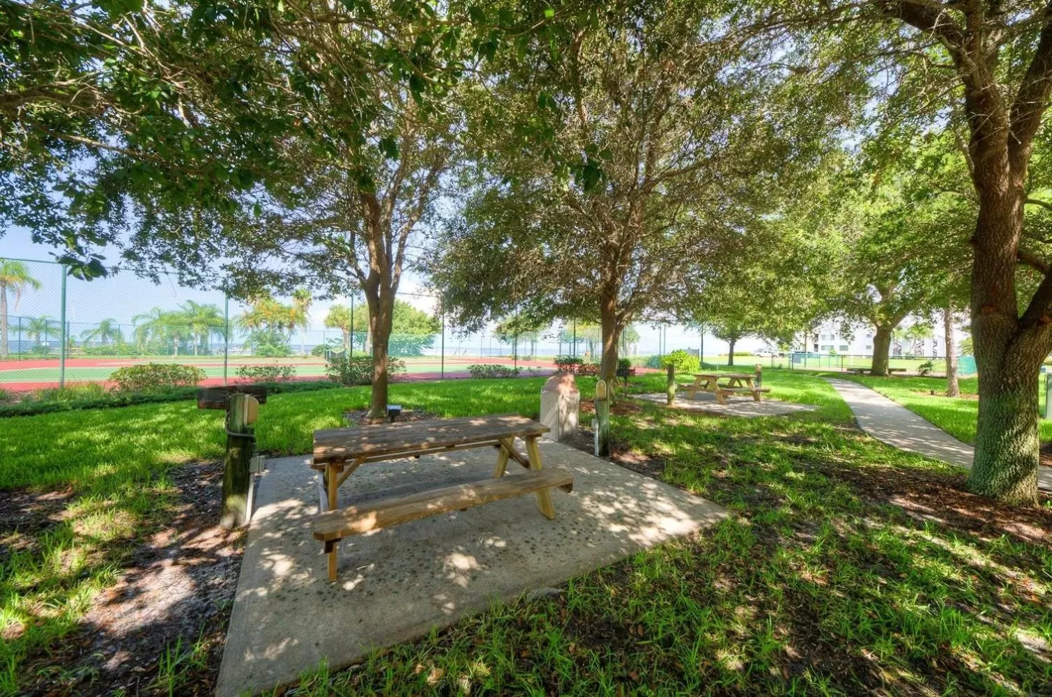 Spring in TAMPA BAY, BEACH step away, WIFI, FREE PARKING,POOLS, JACUZZI