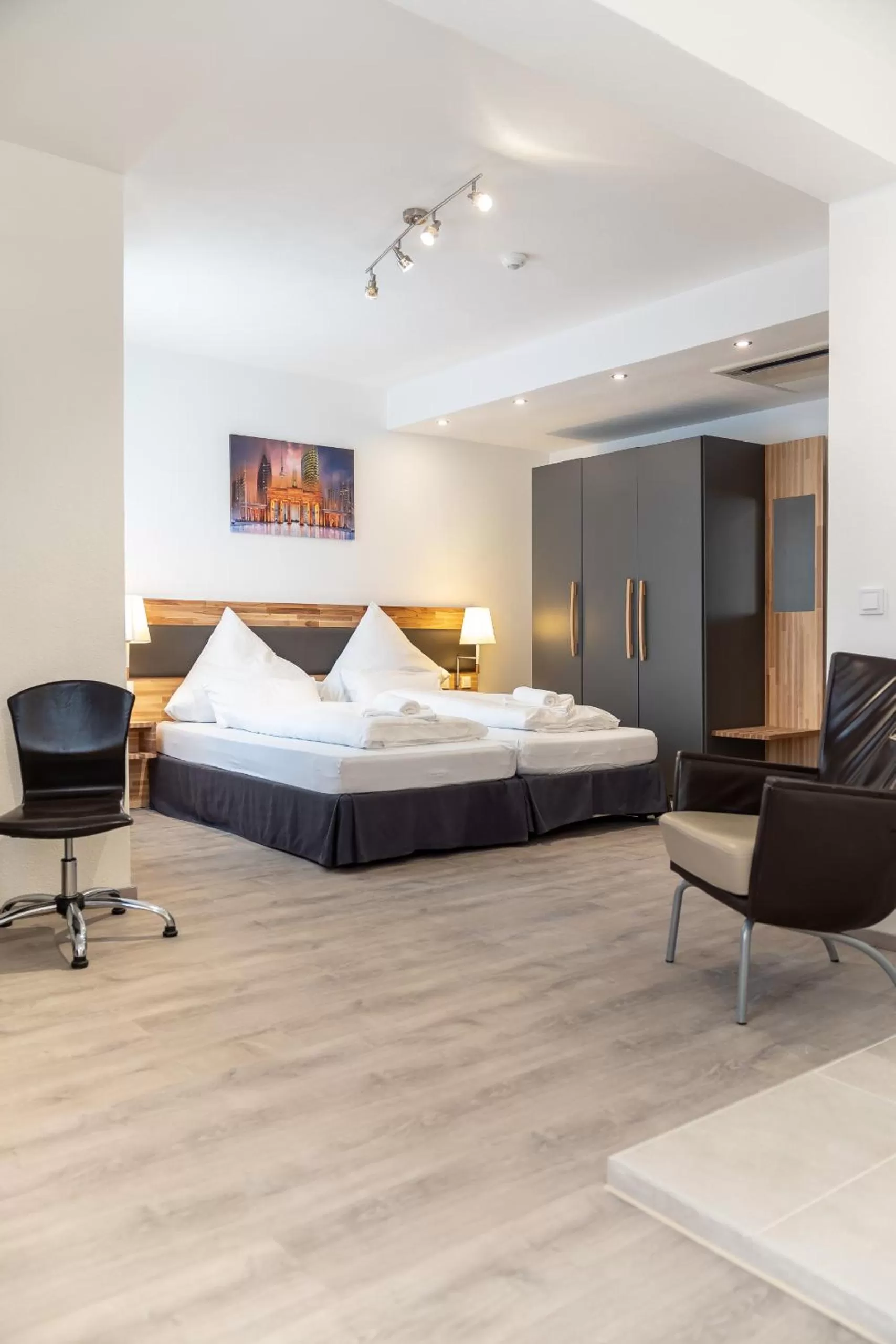 Bedroom, Bed in Hotel in Laisen