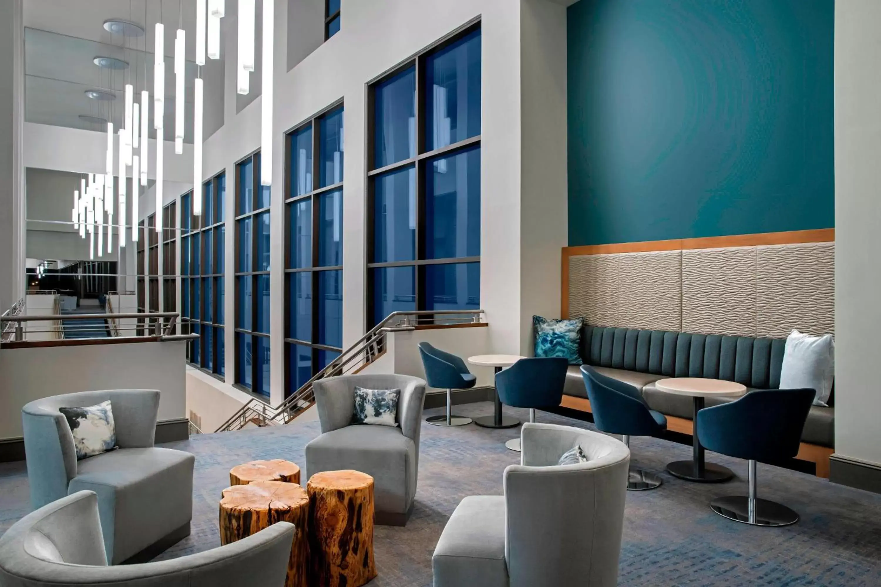 Lounge or bar in Delta Hotels by Marriott Richmond Downtown