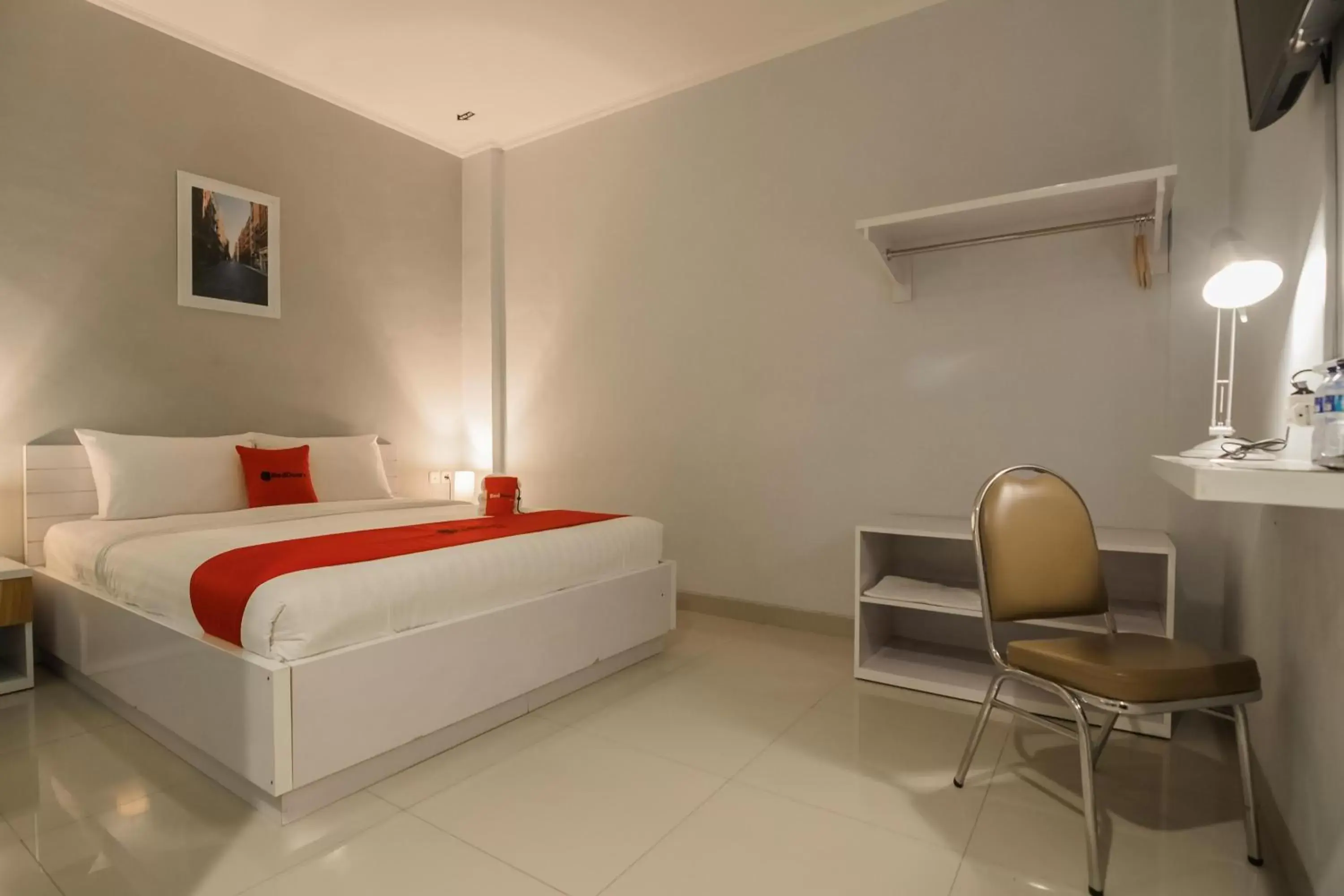 Bedroom, Bed in RedDoorz Plus near Soekarno Hatta Airport 2