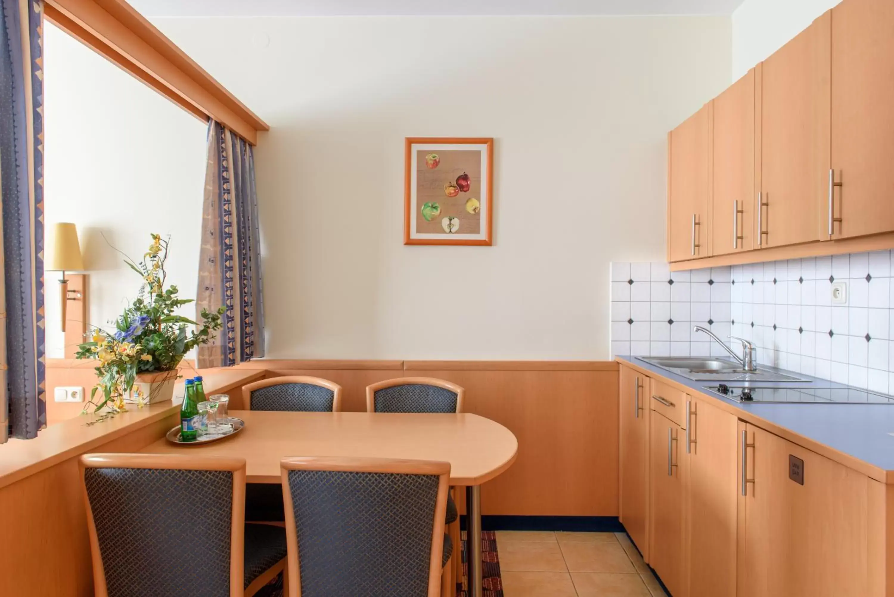 Kitchen or kitchenette, Dining Area in Hotel Partner