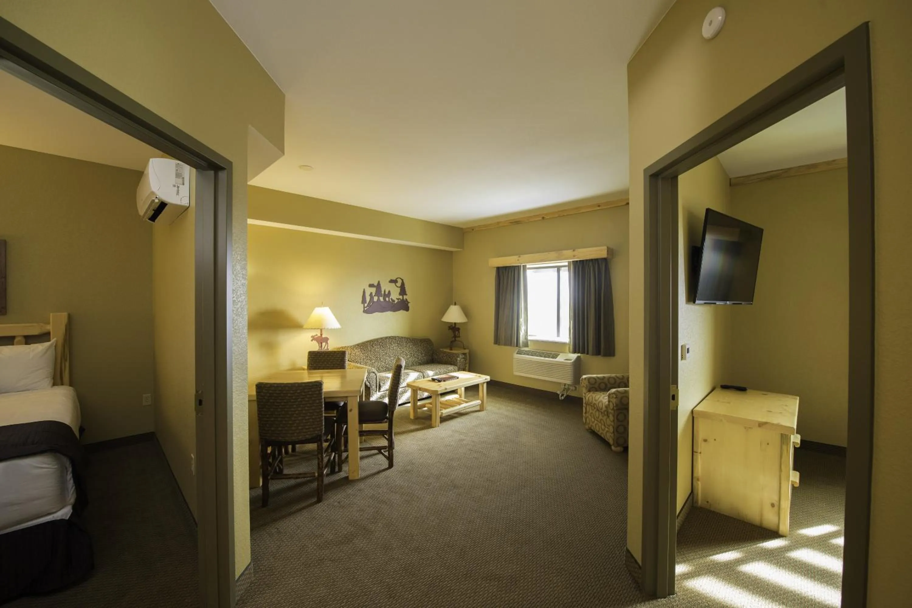 Grizzly Bear Suite - Water Park Included  in Great Wolf Lodge Concord