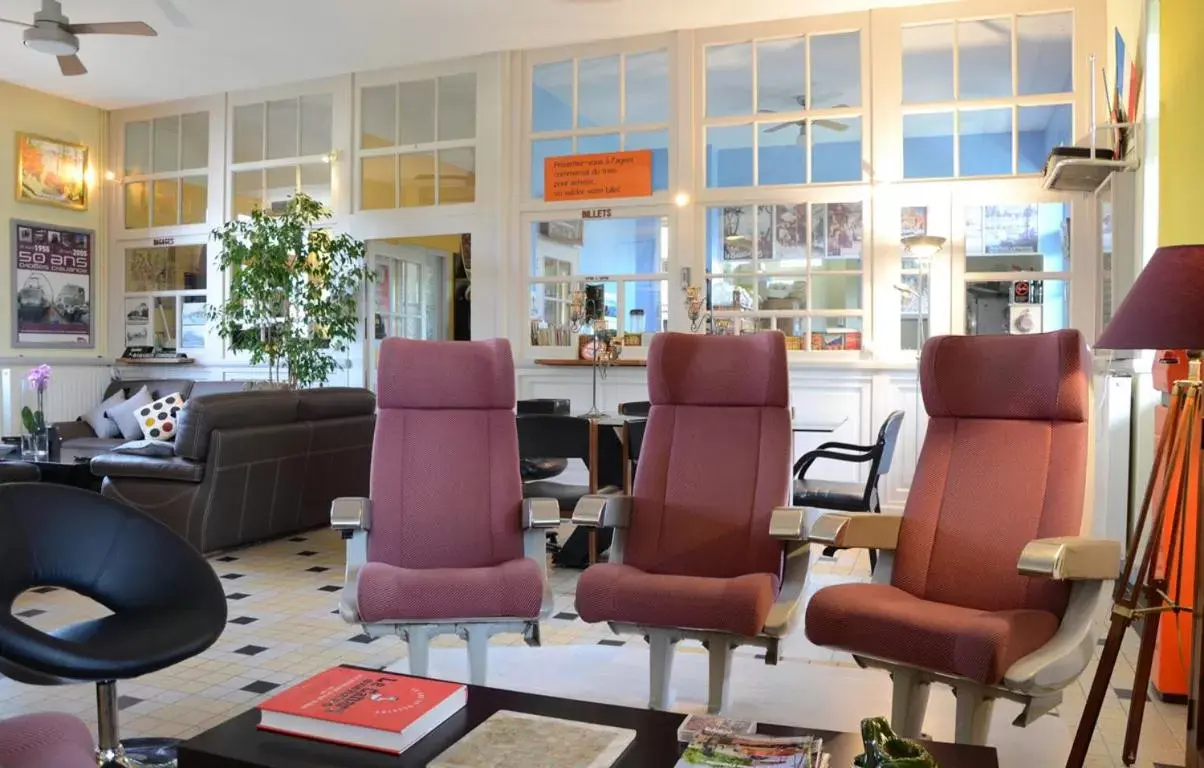 Seating area, Lounge/Bar in Avenue de la Gare