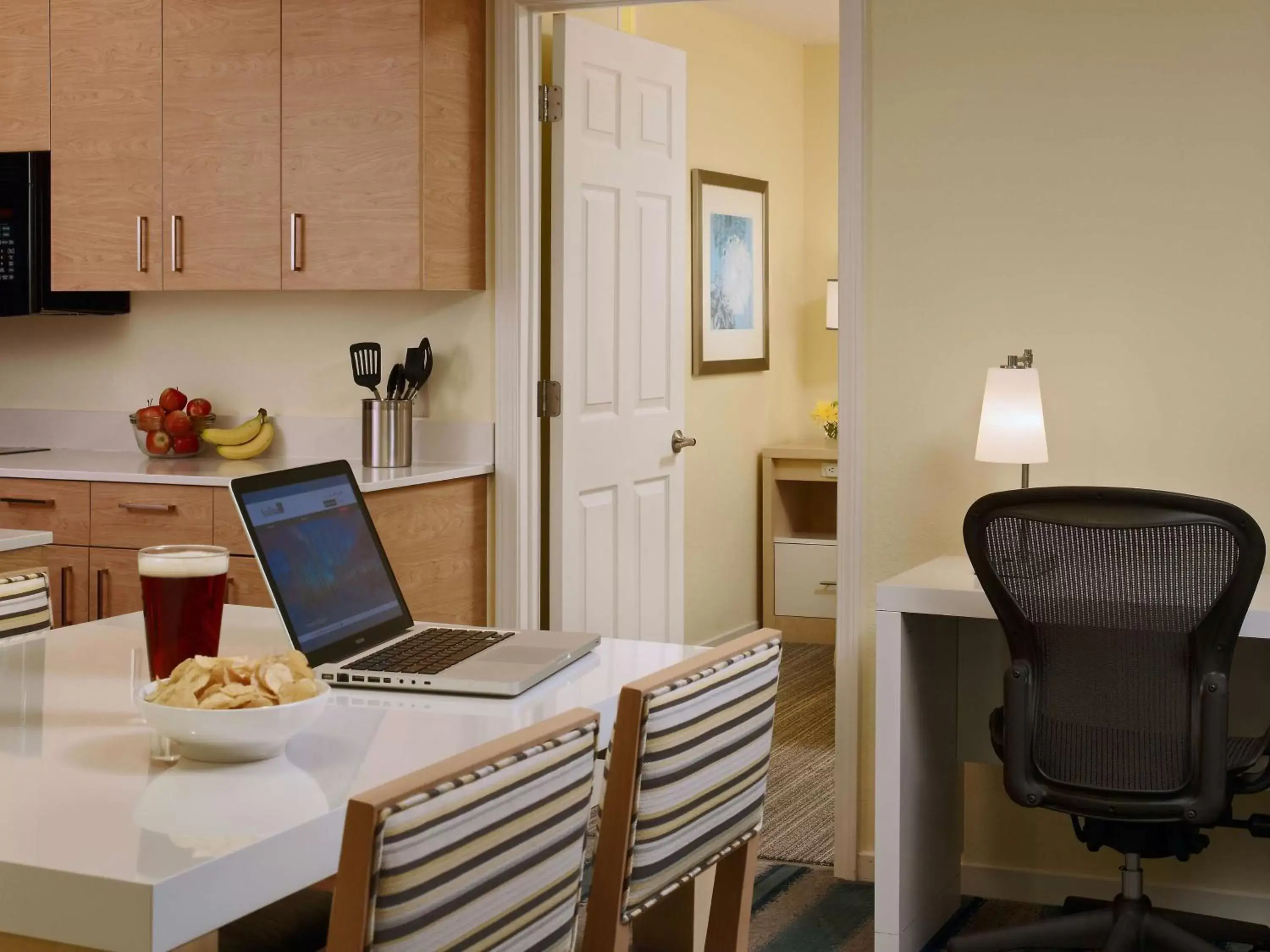 Kitchen or kitchenette, Dining Area in Sonesta ES Suites Atlanta - Perimeter Center North