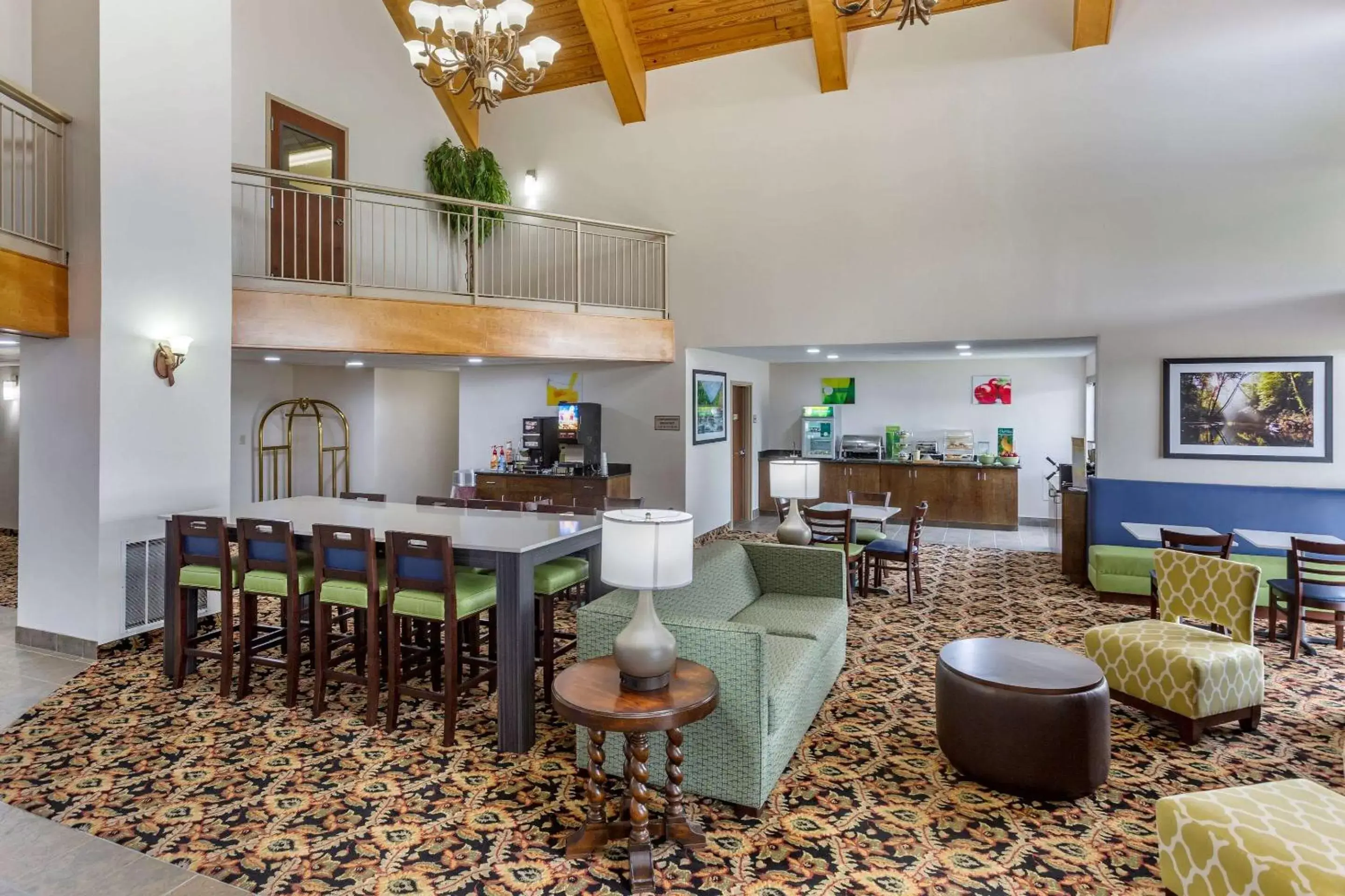 Lobby or reception, Lounge/Bar in Quality Inn