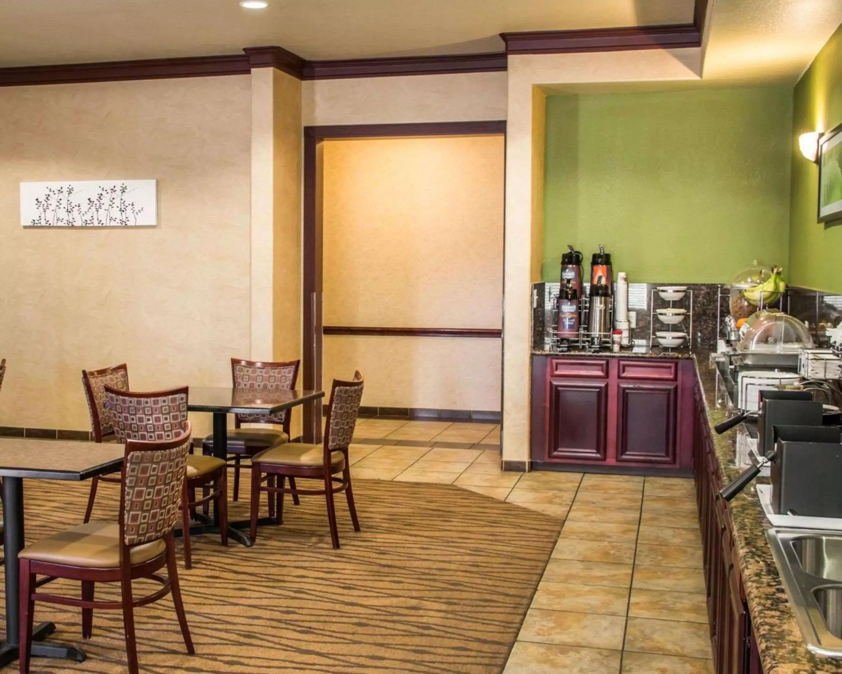 Restaurant/Places to Eat in Sleep Inn and Suites at Six Flags
