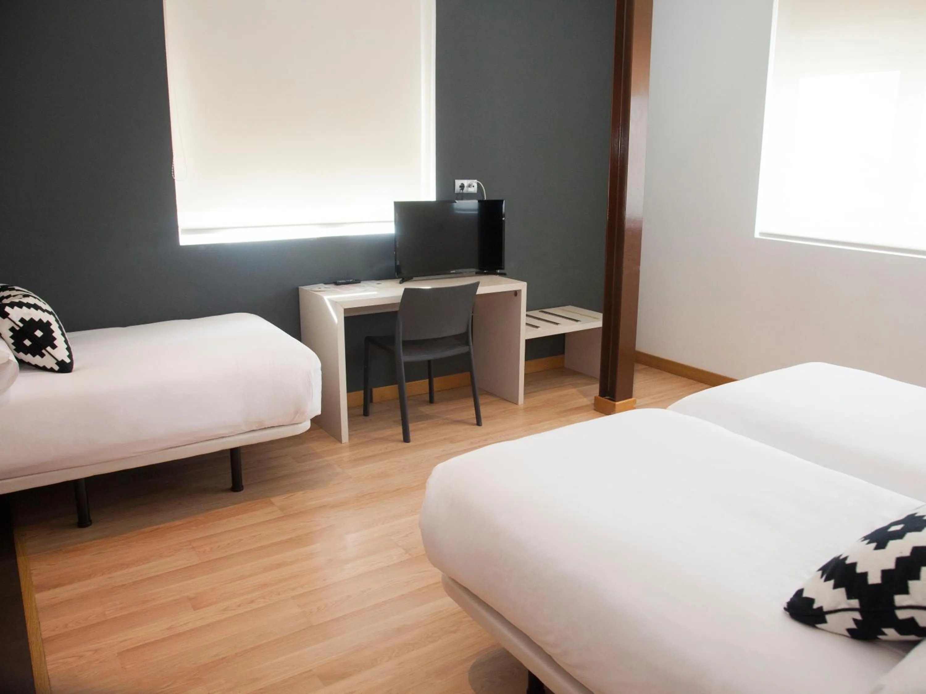 Shower, Bed in Hotel Restaurante Cadosa