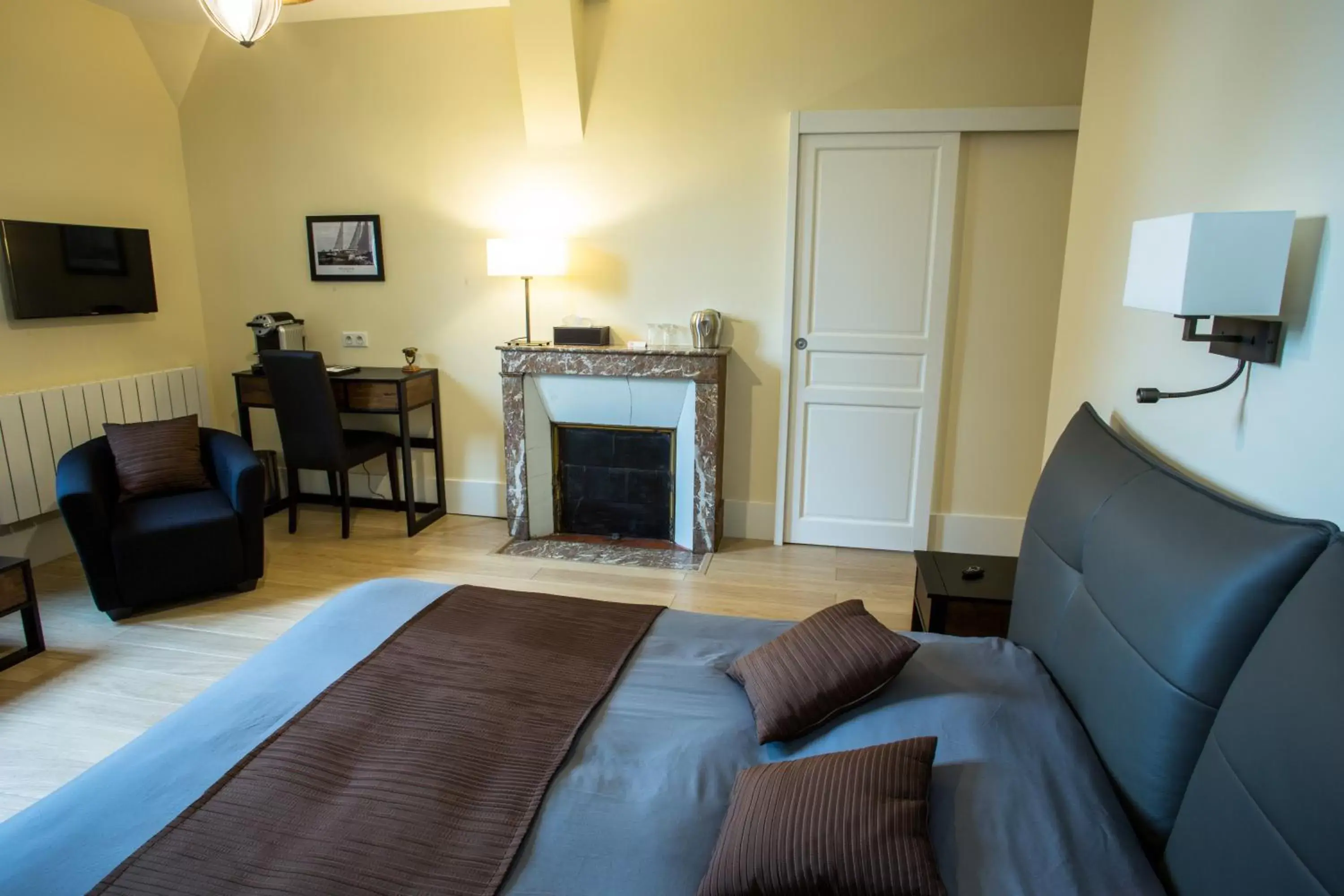 Bedroom, Seating Area in Château de la Folie