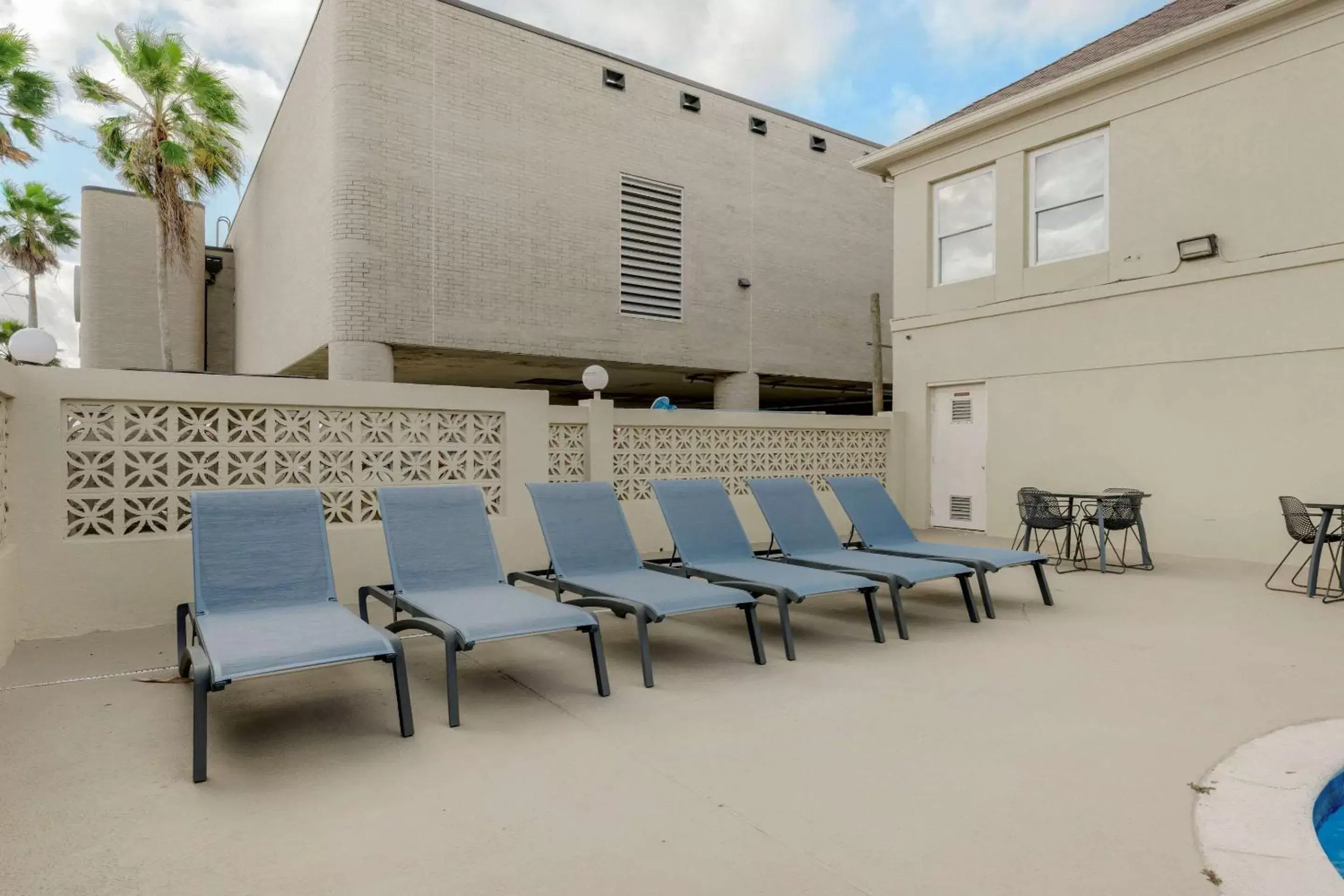 Swimming Pool in Comfort Inn