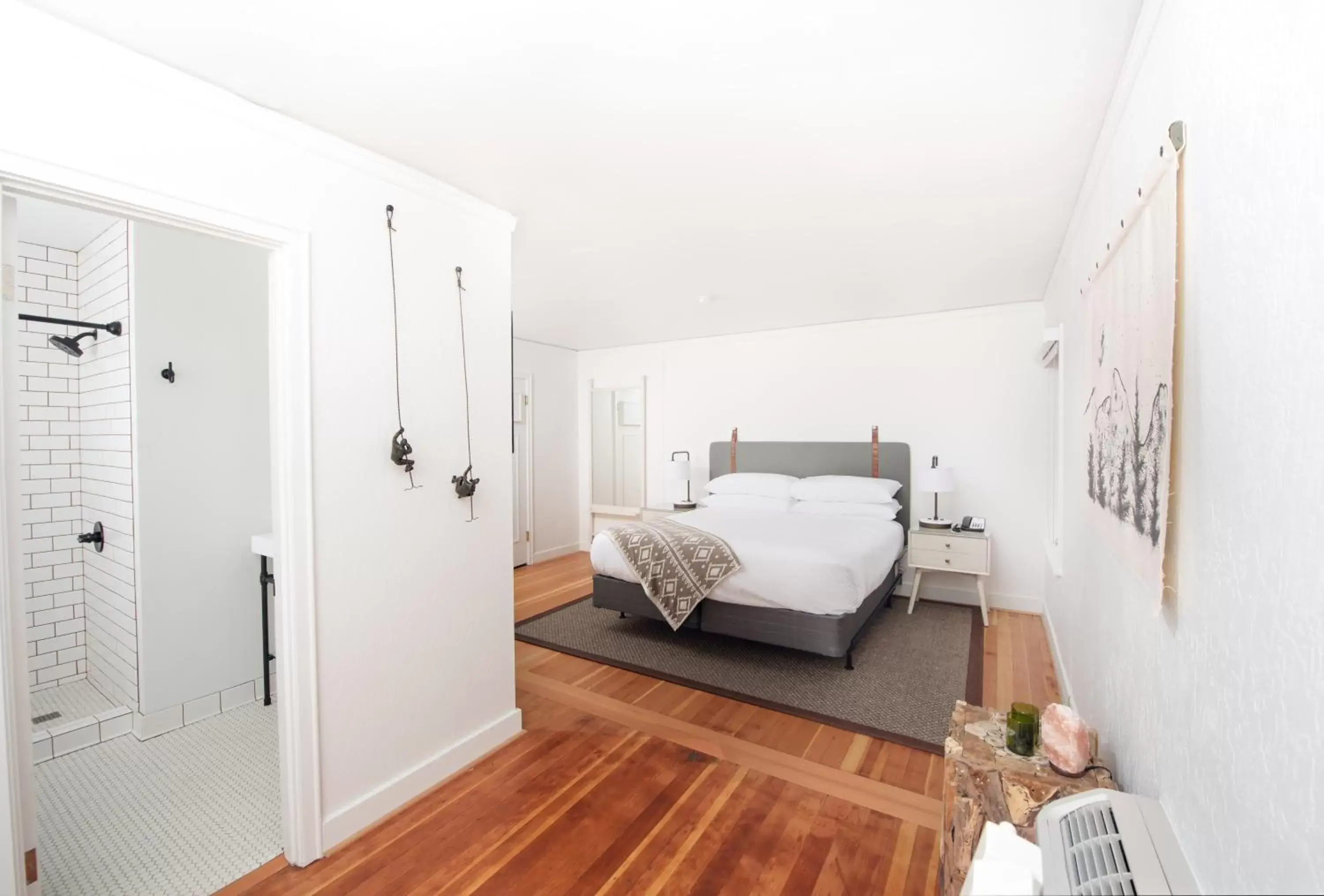 Photo of the whole room, Bed in SCP Redmond Hotel Photo of the whole room, Bed in SCP Redmond Hotel