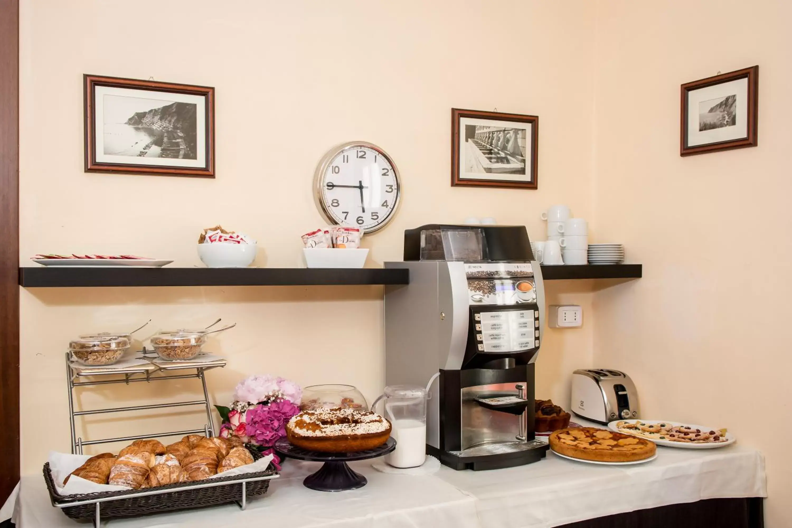 Breakfast, Coffee/Tea Facilities in Hotel della Vittoria