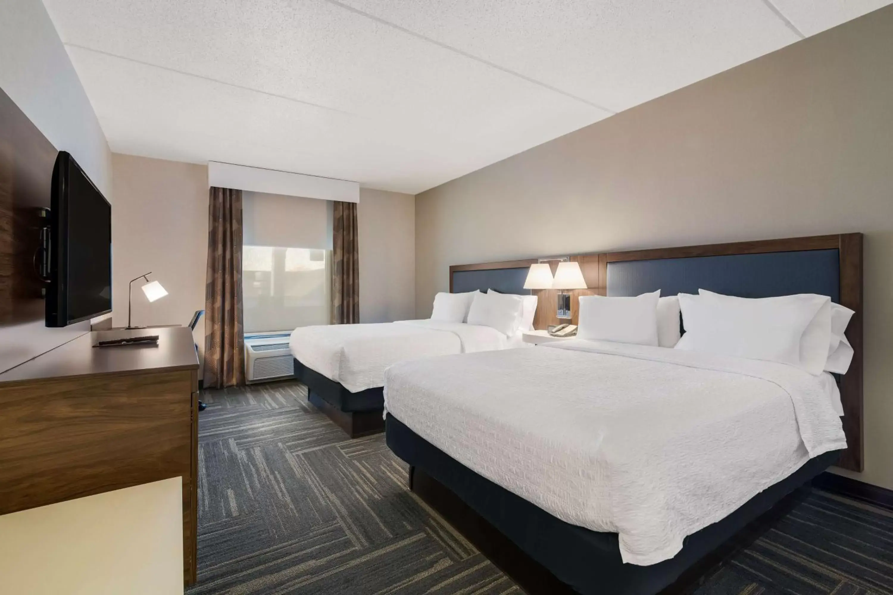 Bed in Hampton Inn & Suites Plattsburgh